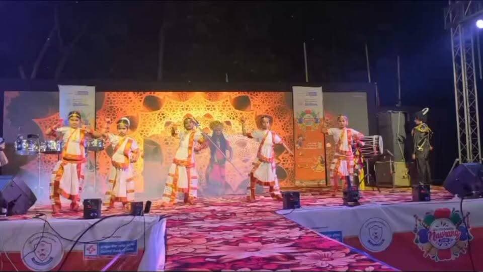 डांडिया की खनक, ट्रेडिशनल ड्रेस में ठुमके और स्टेज पर धमाल, खूब झूमे बच्चे और अभिभावक