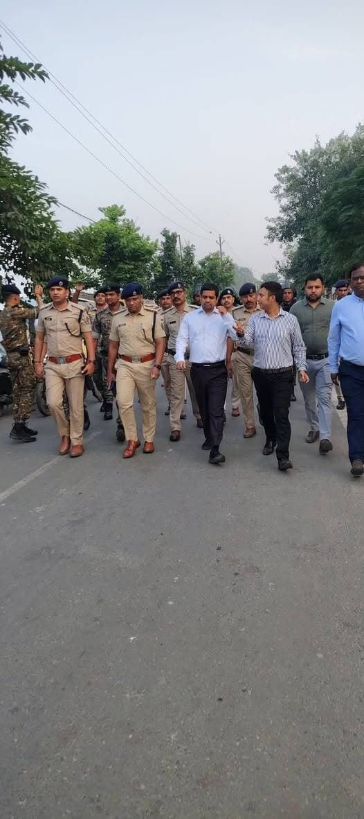 सुपौल जिले में दुर्गापूजा शांतिपूर्ण और सौहार्दपूर्ण माहौल में संपन्न कराने के लिए जिला प्रशासन पूरी तरह मुस्तैद है।
इसी क्रम में शनिवार को जिलाधिकारी सावन कुमार और पुलिस अधीक्षक शरथ आरएस ने छातापुर में पुलिस बल के साथ फ्लैग मार्च किया।
इस दौरान अधिकारियों ने विभिन्न पूजा पंडालों का निरीक्षण कर सुरक्षा व्यवस्था का जायजा लिया। प्रशासनिक अधिकारियों की सक्रियता से क्षेत्र में सुरक्षा व्यवस्था को लेकर पुलिस अलर्ट दिखी।
फ्लैग मार्च के दौरान अधिकारियों ने लोगों से शांतिपूर्ण माहौल में पूजा मनाने और विधि-व्यवस्था बनाए रखने में प्रशासन का सहयोग करने की अपील की।
सुरक्षा व्यवस्था को लेकर विशेष तैयारी
दुर्गापूजा के दौरान श्रद्धालुओं की भीड़ को देखते हुए सुरक्षा व्यवस्था को मजबूत किया गया है।
संवेदनशील स्थानों पर विशेष निगरानी रखी जा रही है, ताकि पूजा के दौरान किसी प्रकार की अप्रिय घटना न हो।
डीएम सावन कुमार ने बताया कि दुर्गापूजा को लेकर जिले के अलग-अलग क्षेत्रों में फ्लैग मार्च किया जा रहा है।
इसी क्रम में शनिवार को छातापुर में फ्लैग मार्च आयोजित किया गया। उन्होंने कहा कि छातापुर में वर्षों से दुर्गापूजा धूमधाम से मनाने की परंपरा रही है।
यहां पूजा के दौरान काफी संख्या में लोग जुटते हैं। इसे देखते हुए प्रशासन ने सुरक्षा व्यवस्था को लेकर विशेष तैयारी की है।
पर्याप्त पुलिस बल की तैनाती
डीएम ने बताया कि थानों में पर्याप्त संख्या में पुलिस बल उपलब्ध कराया गया है।
उन्होंने आम लोगों से अपील की कि वे अपने पूजा-अनुष्ठान और कार्यक्रम शांतिपूर्वक आयोजित करें तथा विधि-व्यवस्था बनाए रखने में प्रशासन को सहयोग दें।
वहीं, एसपी शरथ आरएस ने भी शांतिपूर्ण और भयमुक्त वातावरण में दुर्गापूजा संपन्न कराने के लिए पर्याप्त पुलिस बल की तैनाती की बात कही।
प्रशासन का उद्देश्य है कि श्रद्धालु बिना किसी भय में पहुंचकर माँ दुर्गा की आराधना कर सकें।
अधिकारियों ने स्पष्ट किया कि पर्व के दौरान सुरक्षा व्यवस्था पर लगातार नजर रखी जाएगी।
#photography #viral #Supaul