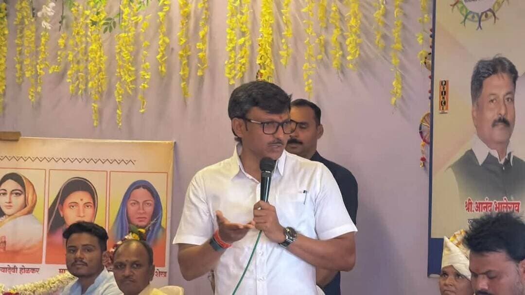सावकारी व फायनान्सला उत्तम पर्याय सहकारी पतसंस्था - खा. राजेनिंबाळकर
श्रमिक महिला को-ऑपरेटिव्ह क्रेडिट सोसायटीच्या सर्वसाधारण सभेस प्रतिसाद
धाराशिव दि.१७ (प्रतिनिधी) - सर्वसामान्यांना उद्योग उभा करण्यासाठी पैशाची गरज असते. त्यासाठी ते बँकांकडून कर्ज घेतात. परंतू, काहीजणांना ते कर्ज मिळण्यास अनेक अडचणी निर्माण होतात. त्यामुळे ते बचत गटाकडून कर्ज काढतात, त्याचे दर परवडणारे नाहीत. तसेच सावकार व मायक्रो फायनान्स यांच्याकडून कर्ज काढतात. मात्र, ते मनमानीपणे व्याजाची आकारणी करून सर्वसामान्यांना लुटतात. त्यामुळे या सर्वांवर उत्तम पर्याय हा सहकारी पतसंस्था असल्याचे प्रतिपादन खा ओमप्रकाश राजेनिंबाळकर यांनी दि.१७ ऑक्टोबर रोजी केले.
धाराशिव येथील नळेगावकर कॉम्प्लेक्समध्ये श्रमिक महिला को-ऑपरेटिव्ह क्रेडिट सोसायटी मर्यादित, धाराशिवची पहिली सर्वसाधारण सभा आयोजित करण्यात आली होती. त्यावेळी ते प्रमुख पाहुणे म्हणून बोलत होते. यावेळी श्रमिक महिला को-ऑपरेटिव्ह क्रेडिट क्रेडिट सोसायटीच्या अध्यक्षा अनिता भालेराव, मराठा सेवा संघाचे नंदकुमार गवारे, नगरसेवक प्रदीप मुंडे, शिवसेना नेते सोमनाथ गुरव, ऋषिकेश मगर, जिल्हा सहकार विकास अधिकारी मधुकर जाधव, नागनाथ नागणे, लिंबराज डुकरे, बप्पा सुर्यवंशी, गफूर शेख, संचालिका शैला दसपुते, महादेवी माळी, सविता बनसोडे, कविता चंदनशिवे, वैशाली शिंदे, सुवर्णा कांबळे, आसमा सय्यद, शाहीन शेख, अंजली भालेराव, अबोली भालेराव, व्यवस्थापकीय संचालक आनंद भालेराव आदींची प्रमुख उपस्थिती होती. पुढे बोलताना खा. राजेनिंबाळकर म्हणाले की, सध्या भयावह दुष्काळाची परिस्थिती निर्माण झाली आहे. त्यामुळे दुष्काळात कर्ज वसुली करू नका, त्यावर बंधने आणली पाहिजेत, त्या कर्ज वसुली थांबवल्या पाहिजेत अशी मागणी मी सरकारकडे केली असल्याचे त्यांनी सांगितले. सहकारी पतसंस्था वाढल्या पाहिजेत असे सांगत ते म्हणाले की, मायक्रो फायनान्स ग्राहकांना लुटण्याचे काम करीत असून कर्जाच्या व्याजावर नियंत्रण आणणारा कायदा करावा असे आवाहन त्यांनी केले. विशेष म्हणजे महिलांचे काटेकोर नियोजन असल्यामुळे त्या व्यवस्थित प्रत्येक क्षेत्रात कारभार हाकतात. तसेच सहकारी पतसंस्था या सभासदांच्या विश्वासावर विस्तारतात. आजच्या महिला श्रमिक पतसंस्थेच्या सर्वसाधारण सभेस महिलांची लक्षणीय उपस्थिती हे या पतसंस्थेच्या भरभराटीचे लक्षण आहे. कारण ही पतसंस्था महिलांची असून या संस्थेचा सर्व कारभार महिलांच्या हाती आहे. महिलांकडे काटेकोर नियोजन असल्यामुळे त्या प्रत्येक क्षेत्रात अग्रेसर असल्याचे त्यांनी आवर्जून नमूद केले. तसेच दुष्काळी परिस्थिती असून या अस्मानी संकटाचा धैर्याने हार न मानता सामना करावा. कोणीही हार न मानता आत्महत्या सारखा विचार मनात आणू नये. आत्महत्या केल्यामुळे कोणाचेही प्रश्न सुटलेले नाहीत असे त्यांनी सांगितले. तसेच मी केलेले पक्षांतर अनेकांना रुचलेले नाही. मात्र, मी सर्वसामान्यांना केंद्रबिंदू मानून माझे काम करणार असून कामातून मी २०२९ ची निवडणूक लढणार असल्याचे त्यांनी सांगितले. यावेळी मधुकर जाधव म्हणाले की, सहकारी पतसंस्था सर्वांना अल्प दरात कर्ज उपलब्ध करून देणाऱ्या भरवशाच्या संस्था आहेत. सहकार हे क्षेत्र महिला व पुरुष यांना उद्योजक बनविण्यासाठी सातत्याने मदत करणारे आहे. या संस्था व्यवस्थित चालाव्यात यासाठी घेतलेले कर्ज वेळेवर फेडणे महत्त्वाचे असल्याचे त्यांनी सांगितले. यावेळी नंदकुमार गवारे, सोमनाथ गुरव, प्रदीप मुंडे, सुजित हंगरगर, नागनाथ नागणे यांनी आपले मनोगत व्यक्त केले. या सभेचे प्रास्ताविक व्यवस्थापकीय संचालक आनंद भालेराव यांनी तर सूत्रसंचालन तिम्मा माने यांनी व उपस्थितांचे आभार अनुराधा बोडके यांनी मानले. या सभेस सोसायटीचे संचालक व सभासद महिला आणि पुरुष मोठ्या संख्येने उपस्थित होते.