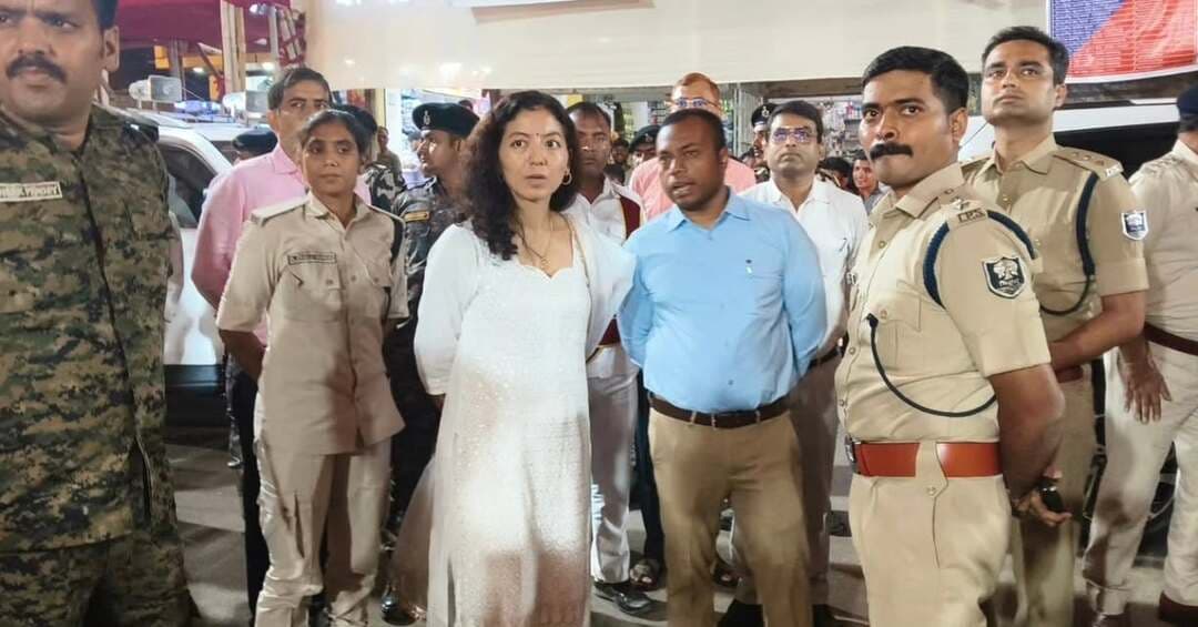 🚨🚔 दुर्गा पूजा को लेकर प्रशासन अलर्ट; जिला पदाधिकारी एवं पुलिस अधीक्षक के नेतृत्व में व्यापक फ्लैग मार्च!
📍 जिला पदाधिकारी, जहानाबाद श्रीमती छिरिङ वाई भूटिया एवं पुलिस अधीक्षक श्री कोटा किरण कुमार के संयुक्त नेतृत्व में दुर्गा पूजा के शांतिपूर्ण एवं सुरक्षित आयोजन हेतु जिले के विभिन्न क्षेत्रों में फ्लैग मार्च निकाला गया।
🚔 लगभग 25 वाहनों के काफिले के साथ समाहरणालय से अंबेडकर चौक, बत्तीस भंवरिया, अस्पताल मोड़, अरवल मोड़, काको मोड़, काको प्रखंड कार्यालय, गांधी मैदान, कारगिल चौक, टेहटा बाजार, मखदुमपुर बाजार एवं उमता–धरनई सीमा क्षेत्र तक फ्लैग मार्च।
✅ विभिन्न पूजा पंडालों एवं प्रतिमा स्थलों का निरीक्षण कर सुरक्षा एवं विधि-व्यवस्था का जायजा लिया गया।
➤ संबंधित पदाधिकारियों को सतर्कता बरतने, श्रद्धालुओं की सुरक्षा एवं सुगम आवागमन सुनिश्चित करने के निर्देश।
🙏 जिला प्रशासन की अपील: दुर्गा पूजा का पर्व शांति, सौहार्द एवं आपसी भाईचारे के साथ मनाएँ तथा विधि-व्यवस्था बनाए रखने में सहयोग करें।
#जहानाबाद #दुर्गापूजा2026 #फ्लैगमार्च #विधिव्यवस्था #जिलाप्रशासनजहानाबाद