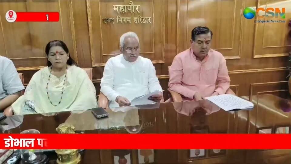 उत्तराखंड के वीर सपूत और राष्ट्रीय सुरक्षा सलाहकार अजीत डोभाल को लेकर राहुल गांधी की टिप्पणी पर कैबिनेट मंत्री मदन कौशिक ने नाराजगी जताई। प्रेसवार्ता में उन्होंने कहा कि डोभाल पर अमर्यादित टिप्पणी केवल एक व्यक्ति पर हमला नहीं, बल्कि उत्तराखंड के गौरव और स्वाभिमान पर चोट है।
उन्होंने कांग्रेस प्रदेश अध्यक्ष से इस मामले में पार्टी का रुख स्पष्ट करने की मांग की। कौशिक ने सवाल उठाया कि क्या राहुल गांधी का बयान कांग्रेस की आधिकारिक सोच को दर्शाता है और क्या प्रदेश कांग्रेस नेतृत्व इस टिप्पणी से सहमत है, यदि सहमत नहीं है तो जवाब देना चाहिए।
कौशिक ने मंगलवार को मेयर कार्यालय में वार्ता करते हुए कहा कि अजीत डोभाल ने अपना जीवन देश की सुरक्षा के लिए समर्पित किया है। उनकी पहचान किसी राजनीतिक पद से नहीं, बल्कि दशकों की राष्ट्रसेवा से बनी है। ऐसे व्यक्तित्व के खिलाफ टिप्पणी करना राजनीतिक मर्यादा पर सवाल खड़े करता है।
उन्होंने कहा कि उत्तराखंड ने देश को जनरल बिपिन रावत और अजीत डोभाल जैसे सपूत दिए हैं। दोनों ने राष्ट्रीय सुरक्षा के क्षेत्र में महत्वपूर्ण भूमिका निभाई है। ऐसे लोगों को राजनीतिक विवाद में घसीटते समय प्रदेश की भावनाओं का ध्यान रखा जाना चाहिए।
मंत्री ने कांग्रेस नेताओं के पुराने बयानों का उल्लेख करते हुए वर्ष 2017 में तत्कालीन सेना प्रमुख जनरल बिपिन रावत के लिए कथित तौर पर की गई ‘सड़क का गुंडा’ टिप्पणी का जिक्र किया। उन्होंने सर्जिकल स्ट्राइक, बालाकोट एयरस्ट्राइक और ऑपरेशन सिंदूर के बाद सैन्य कार्रवाई को लेकर कांग्रेस नेताओं की ओर से उठाए गए सवालों पर भी निशाना साधा।
कौशिक ने कहा कि राष्ट्रीय सुरक्षा जैसे संवेदनशील विषयों पर राजनीतिक मतभेद हो सकते हैं, लेकिन सेना और देश की सुरक्षा में योगदान देने वाले लोगों के सम्मान का ध्यान रखा जाना चाहिए।
कौशिक ने कहा कि गलवान घाटी की घटना के बाद भी राहुल गांधी के बयानों को लेकर विवाद हुआ था। उन्होंने आरोप लगाया कि कांग्रेस के नेता सैन्य अभियानों के बाद कार्रवाई के प्रमाण और परिणाम को लेकर सवाल उठाते रहे हैं। उन्होंने कहा कि आतंकवाद के खिलाफ कार्रवाई के समय देश की सुरक्षा और सेना के मनोबल से जुड़े मुद्दों पर जिम्मेदारी के साथ बात होनी चाहिए।
मंत्री ने कहा कि प्रधानमंत्री नरेंद्र मोदी के नेतृत्व में भाजपा सरकार राष्ट्रीय सुरक्षा को सर्वोच्च प्राथमिकता दे रही है। उन्होंने कांग्रेस से सवाल किया कि देश की सुरक्षा के लिए काम करने वाले अजीत डोभाल जैसे व्यक्तित्व को लेकर इस तरह की टिप्पणी क्यों की जा रही है। कौशिक ने कहा कि राजनीतिक विरोध अपनी जगह है, लेकिन राष्ट्रीय सुरक्षा में योगदान देने वाले व्यक्तित्वों के सम्मान की मर्यादा बनी रहनी चाहिए।
इस मौके पर मेयर किरण जैसल, विधायक आदेश चौहान, मीडिया के प्रदेश सह प्रभारी विकास तिवारी, सुभाष चंद्र आदि मौजूद रहे।
#AjitDoval #RahulGandhi #MadanKaushik #UttarakhandNews #UttarakhandPolitics #BJPvsCongress #Congress #BJP #AjitDovalControversy #RahulGandhiStatement #उत्तराखंड_समाचार #अजीत_डोभाल #राहुल_गांधी #मदन_कौशिक #उत्तराखंड_की_राजनीति #देहरादून_न्यूज #राष्ट्रीय_सुरक्षा #देश_का_स्वाभिमान #भारतीय_सेना #GeneralBipinRawat #PoliticalNews #BreakingNews #HindiNews #ViralNews #CitySpecialNews