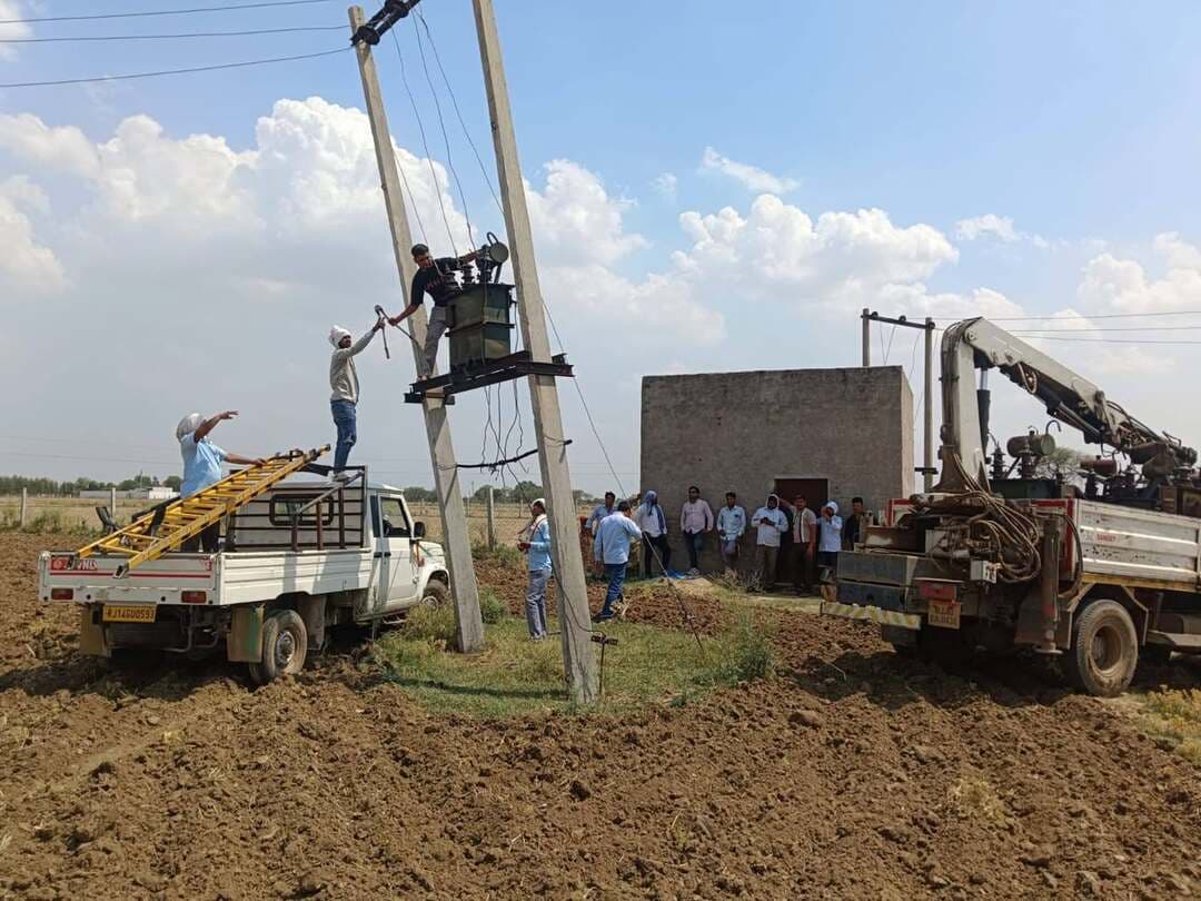 धौलपुर जिले में बिजली विभाग ने बकायादार उपभोक्ताओं के खिलाफ सख्त अभियान चलाते हुए बड़ी कार्रवाई की। एसई विवेक शर्मा ने बताया कनिष्ठ अभियंता मरैना, थाना दिहोली और विद्युत थाना धौलपुर की संयुक्त टीम ने 26 लाख रुपये की बकाया राशि वाले कृषि कनेक्शनों पर कार्रवाई करते हुए 10 ट्रांसफार्मर उतार दिए। जैतपुर से 5, तोमरों का अड्डा से 3 और कुसेड़ा से 2 ट्रांसफार्मर हटाकर रिस्टोर शाखा में जमा कराए गए। अभियान के दौरान विभाग ने 5 उपभोक्ताओं से मौके पर ही 3 लाख 55 हजार रुपये की बकाया राशि वसूल की।
#Dholpur #ElectricityDepartment #PowerRecovery #BijliVibhag #DholpurNews #ElectricityBill #RecoveryDrive #RajasthanNews #BreakingNews #MorenaJE
