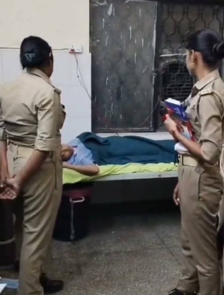 शाहजहांपुर रामगंगा नदी कोलापुल 11वीं की छात्रा ने लगाई चलांग बहु मुश्किल से रस्सी के सहारे लोगों ने बचाई जान छात्रा अस्पताल में भर्ती