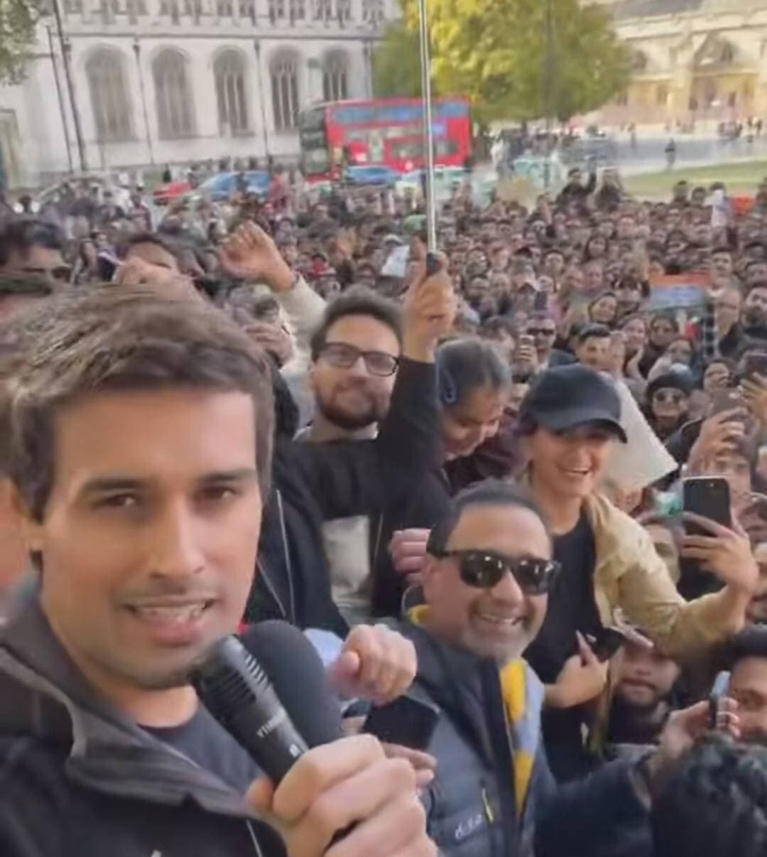 विदेश में गूंजा अप्रवासी भारतीयों का स्वर: लंदन में ध्रुव राठी के साथ उमड़े एनआरआई!
आज लंदन की सड़कों पर उस वक्त एक अलग ही नजारा देखने को मिला, जब लोकप्रिय यूट्यूबर और विश्लेषक ध्रुव राठी के समर्थन में बड़ी संख्या में एनआरआई (NRI) इकट्ठा हुए। इस दौरान वहां मौजूद लोगों ने जमकर प्रदर्शन किया और अपने तेवरों से साफ कर दिया कि भारत से बाहर बैठे युवा भी देश के मौजूदा राजनीतिक हालात पर पैनी नजर रखे हुए हैं।
प्रदर्शनी स्थल पर मौजूद लोगों का उत्साह इस बात की गवाही दे रहा था कि लोकतंत्र और निष्पक्षता की आवाज अब सीमाओं की मोहताज नहीं रह गई है। इस दौरान सोशल मीडिया पर भी यह खबर तेजी से वायरल हो गई और समर्थकों ने उत्साह के साथ संदेश दिया— *"Gyanesh it’s done, Bro 💖"*
#London
#DhruvRathee
Dhruv Rathee London Protest Vote Chori Protest London
The Economic Times
NRI Protest in London
Parliament Square London Demonstration
Indian Politics International News
#DhruvRathee #LondonProtest #VoteChori #NRI #ParliamentSquare
Dhruv Rathee London protest US news
Indian diaspora protest United Kingdom
NRI rally in London current news
International protests against Indian government
Global Indian community political protest
London demonstration Indian politics 2026
Overseas citizens protest UK
Dhruv Rathee political commentary global reaction
Indian expats protest London Parliament Square
Foreign media coverage Indian politics
International NRI political movement
UK Indian diaspora news updates
Global response to Indian elections
London protest trending news US
Political activism among Non-Resident Indians
Indian political influencers abroad
London protest live updates and videos
Overseas Indians political voice
Global protests on democratic rights India
Dhruv Rathee viral protest news UK