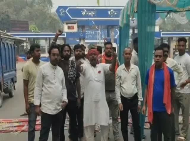 *बोकारो//बोकारो में विस्थापितों का उग्र आंदोलन, BSL के सभी गेट जाम; उत्पादन और ढुलाई प्रभावित*
बोकारो में नौकरी समेत अन्य मांगों को लेकर विस्थापितों का आंदोलन तेज हो गया है। विस्थापित अप्रेंटिस संघ सहित विभिन्न संगठनों ने BSL के सभी गेटों को जाम कर दिया है। इससे मजदूरों की आवाजाही, कच्चे माल की आपूर्ति और उत्पादित सामग्री की ढुलाई प्रभावित हुई है। प्रबंधन और नेताओं के बीच वार्ता विफल होने के बाद विस्थापित उग्र हो गए। नेता अजय सिंह ने स्पष्ट कहा कि मांगें पूरी होने तक आंदोलन जारी रहेगा।