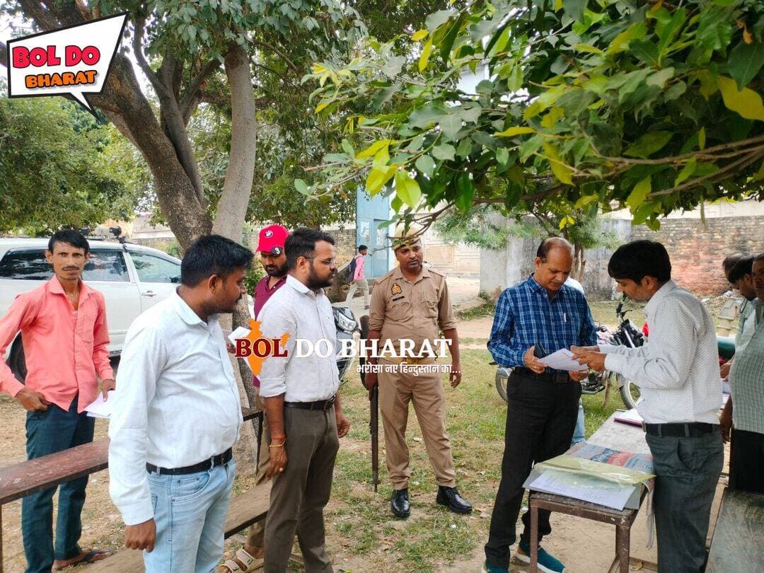 पात्र मतदाता का नाम छूटने न पाए, पारदर्शिता से पूरा करें पुनरीक्षण कार्य - उप जिला निर्वाचन अधिकारी
एमएसवी इंटर कॉलेज व आर कन्या इंटर कॉलेज में बूथों का निरीक्षण, 17 व 24 अक्टूबर को विशेष अभियान, सुबह 10 से शाम 4 बजे तक बूथों पर मौजूद रहेंगे बीएलओ
अंकुर श्रीवास्तव ✍️
जालौन। उप जिला निर्वाचन अधिकारी राजीव राज ने कहा कि कोई भी पात्र नागरिक मतदाता सूची में नाम दर्ज कराने से वंचित न रहे। पुनरीक्षण कार्य पूरी पारदर्शिता, निष्पक्षता और समयबद्धता के साथ पूरा किया जाए। इसमें किसी भी स्तर पर लापरवाही क्षम्य नहीं की जाएगी।
उप जिला निर्वाचन अधिकारी ने विशेष अभियान दिवस पर एमएसवी इंटर कॉलेज व आर कन्या इंटर कॉलेज में बूथों पर चल रहे पुनरीक्षण कार्यों का जायजा लिया। उन्होंने अधिकारियों एवं बूथ स्तरीय कार्मिकों से प्राप्त आवेदनों की जानकारी लेते हुए पात्र मतदाताओं के नाम शामिल करने तथा विवरणों में त्रुटियों को दूर करने के निर्देश दिए। भारत निर्वाचन आयोग के निर्देशानुसार 17 एवं 24 अक्टूबर को विशेष अभियान की तिथियां निर्धारित की गई हैं। इन दोनों दिनों में बीएलओ सुबह 10 बजे से शाम 4 बजे तक अपने-अपने बूथों पर मौजूद रहकर मतदाता सूची से संबंधित कार्य करेंगे। नागरिक बूथ पर पहुंचकर अपना नाम जांच सकते हैं तथा नाम जुड़वाने या विवरणों में संशोधन के लिए निर्धारित प्रपत्रों के माध्यम से आवेदन कर सकते हैं। उन्होंने फॉर्म-6, फॉर्म-7 और फॉर्म-8 से संबंधित आवेदनों पर नियमानुसार कार्रवाई करने के निर्देश दिए। उन्होंने कहा कि नाम हटाने से पहले संबंधित आवेदन का समुचित सत्यापन किया जाए तथा मतदाता सूची में संशोधन वास्तविक अभिलेखों के आधार पर ही हो। निरीक्षण के दौरान मौजूद मतदाताओं से संवाद कर उन्हें मतदाता सूची में नाम दर्ज कराने के लिए प्रेरित किया।