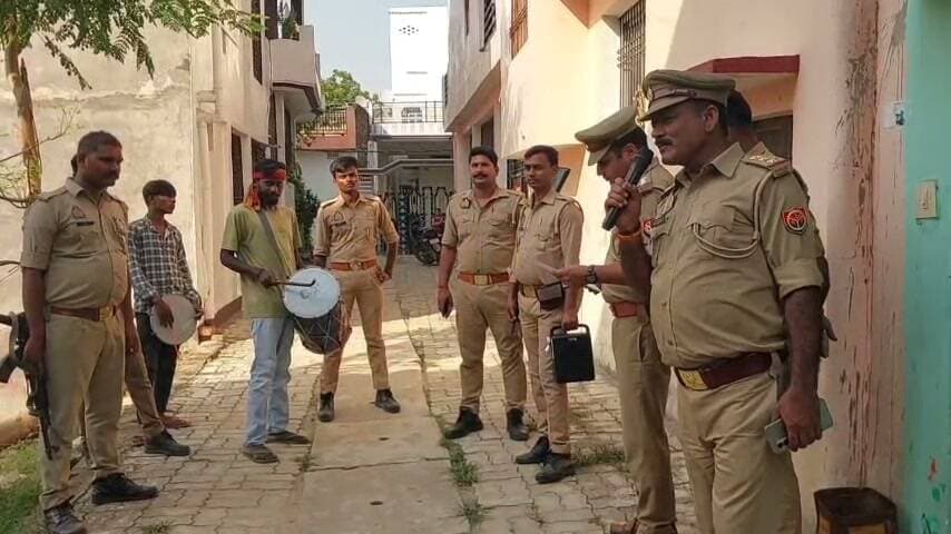 होटल कारोबारी विनीत राय हत्याकांड के मामले में पुलिस ने फरार आरोपियों को लेकर आज मुनादी करवाई है।पुलिस ने सदर कोतवाली क्षेत्र के गौसाबाद और कालीधाम कालोनी में मुनादी कराई है।इन्ही इलाको में फरार आरोपियों के घर हैं।मुनादी के 30 दिन बाद पुलिस कुर्की की कार्यवाही करेगी।पुलिस दोनो आरोपियों की सम्पत्ति कुर्क करेगी।पुलिस ने फरार आरोपी शंकर पांडेय और आलोक दुबे के खिलाफ बीएनएस 84 की कार्यवाही करते हुए मुनादी करवाई है।पुलिस ने दोनो फरार आरोपियों पर 1-1 लाख का ईनाम घोषित कर रखा है।होटल कारोबारी विनीत राय की गोली मारकर हत्या कर दी गयी थी