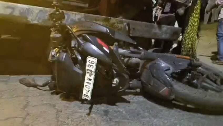কাঁকসা: ১৯ নম্বর জাতীয় সড়কে লরির ধাক্কায় ৪ যুবকের গুরুতর আহত হওয়ার ঘটনা