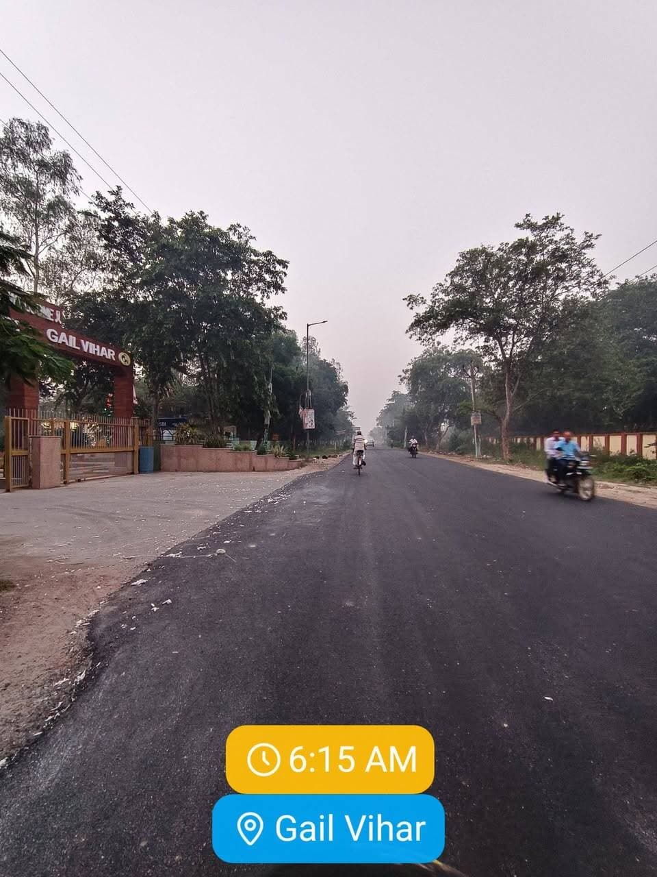 🌫️ दिबियापुर में सर्दियों की दस्तक, सुबह की धुंध ने बदला मौसम का मिजाज! ❄️
📍 दिबियापुर, औरैया।
सर्दियों ने धीरे-धीरे दस्तक देनी शुरू कर दी है। सुबह के समय सड़कों पर हल्की धुंध और कोहरे की आहट से मौसम में बदलाव महसूस होने लगा है। 🌁
बदलते मौसम के साथ अब अपनी सेहत और सुरक्षा का ध्यान रखना भी जरूरी है। सुबह घर से निकलते समय गर्म कपड़े पहनें, दोपहिया वाहन चलाते समय सावधानी बरतें और कोहरे के दौरान वाहन की गति नियंत्रित रखें। 🧣🛵
❤️ अपना ख्याल रखिए, अपनों का भी ध्यान रखिए।
आपके यहां भी सुबह मौसम में ठंडक महसूस होने लगी है क्या? 💬 कमेंट करके बताइए।
📲 दिबियापुर और औरैया जिले की हर छोटी-बड़ी जानकारी के लिए जुड़े रहिए — दिबियापुर द लीजेंड के साथ।
#Dibiyapur #Auraiya #मौसम #सर्दियोंकीदस्तक #DibiyapurTheLegend