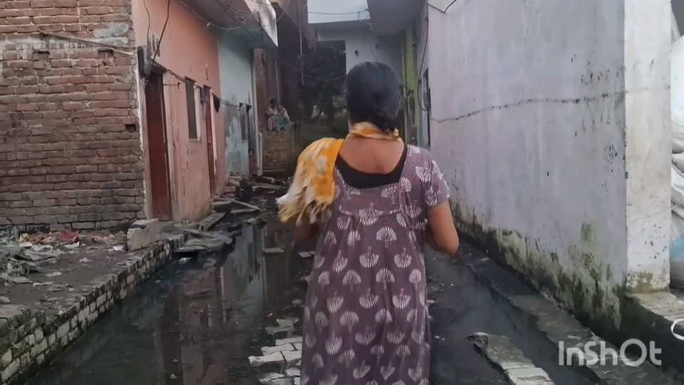 देखिए यहां पर ऐसी स्थिति इस समय है फिर यहां पर बरसात में क्या होता होगा यह नगर निगम के पास का मिलता जुलता एरिया है मिश्रीपुर तहबरगंज शाहजहांपुर उत्तर प्रदेश