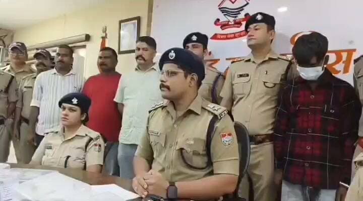 वरिष्ठ पुलिस अधीक्षक महोदय आपका यह रवैया गैर संवैधानिक और गैर लोकतांत्रिक है। मीडिया को आका नहीं जा सकता। पत्रकारों का काम ही सवाल करना है साहब! वहीं नहीं करेंगे तो हम करेंगे क्या???
यह वीडियो रुद्रपुर एस एस पी कार्यालय में प्रेस वार्ता के दौरान पत्रकार साथी अरविंद सिंह जी के साथ दुर्व्यवहार का है।