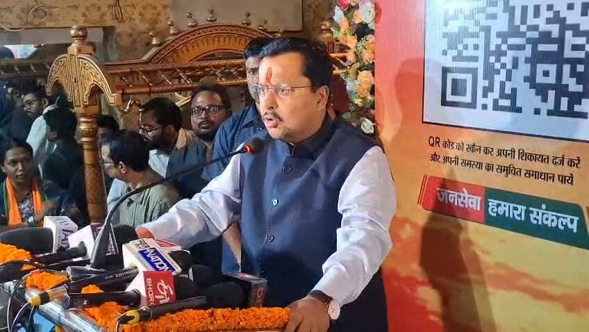 कुम्हरार में सेवा सहायता पोर्टल लॉन्च, बीजेपी अध्यक्ष नितिन नवीन ने किया लोकार्पण*
कुम्हरार विधानसभा क्षेत्र की जनता की समस्याओं के त्वरित समाधान के लिए एक नई पहल की गई है। कुम्हरार विधानसभा जनसमस्या निवारण ऐप "कुम्हरार सेवा सहायता पोर्टल - आपका विधायक आपके साथ" का लोकार्पण आज किया गया।
इस पोर्टल का लोकार्पण भारतीय जनता पार्टी के राष्ट्रीय अध्यक्ष श्री नितिन नवीन के द्वारा किया गया। इस अवसर पर भाजपा बिहार प्रदेश अध्यक्ष श्री संजय सरावगी, कुम्हरार विधानसभा क्षेत्र के विधायक श्री संजय गुप्ता सहित अनेक गणमान्य अतिथियों की गरिमामयी उपस्थिति रही।
इस पहल का मुख्य उद्देश्य कुम्हरार विधानसभा क्षेत्र के नागरिकों की समस्याओं को संबंधित स्तर तक पहुंचाना, जनहित से जुड़े मुद्दों को प्राथमिकता देना तथा उनके समाधान की प्रक्रिया को अधिक सुगम एवं प्रभावी बनाना है। इस पोर्टल के माध्यम से जनता सीधे अपने विधायक से जुड़ सकेगी और अपनी समस्याओं का समाधान पा सकेगी।