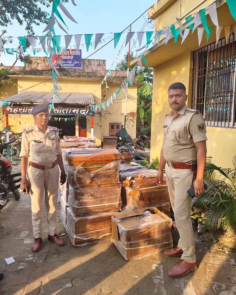 सीतामढ़ी में शराब के अवैध कारोबार पर पुलिस की बड़ी कार्रवाई, गोदाम से 468 लीटर विदेशी शराब बरामद
सीतामढ़ी से इस वक्त की बड़ी खबर सामने आ रही है, जहाँ दुर्गा पूजा के मद्देनजर पुलिस अवैध शराब के कारोबार के खिलाफ लगातार कार्रवाई कर रही है। इसी क्रम में मेहसौल थाना पुलिस ने गुप्त सूचना के आधार पर नाहर चौक स्थित श्रीनगर मोहल्ले में एक दुकान और गोदाम की तलाशी ली।
तलाशी के दौरान पुलिस ने विभिन्न ब्रांडों की 624 बोतल विदेशी शराब, कुल 468 लीटर, बरामद की है। पुलिस ने शराब को विधिवत जब्त कर लिया है और इस मामले में मेहसौल थाना कांड संख्या 295/26 दर्ज किया गया है।
फिलहाल संबंधित मकान मालिक, दुकान के किरायेदार और अन्य व्यक्तियों की संभावित संलिप्तता की जाँच की जा रही है। पुलिस मामले में आगे की विधिसम्मत कार्रवाई में जुटी है।
वहीं, पुलिस ने आम नागरिकों से दुर्गा पूजा का पर्व शांतिपूर्ण और सौहार्दपूर्ण माहौल में मनाने की अपील की है। साथ ही, लोगों से अफवाहों से बचने और किसी भी संदिग्ध गतिविधि की सूचना तत्काल पुलिस को देने का आग्रह किया गया है।
पुलिस की अपील: मादक पदार्थों की तस्करी और अवैध कारोबार से संबंधित जानकारी हेल्पलाइन नंबर 1933 या MANAS पोर्टल के माध्यम से साझा करें।