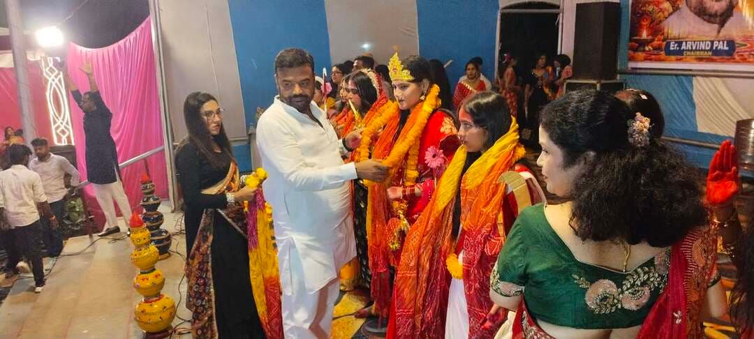 सीडीए एकेडमी बनकटी में गरबा-डांडिया नाइट 2026 की धूम, विद्यार्थियों ने बिखेरी सांस्कृतिक छटा
-सायं 5 बजे मां नवदुर्गा की पूजा-अर्चना के साथ हुआ शुभारंभ, पारंपरिक नृत्य और सांस्कृतिक प्रस्तुतियों ने मोहा मन
बस्ती। सीडीए एकेडमी, बनकटी के प्रांगण में गरबा-डांडिया नाइट 2026 का भव्य आयोजन हर्षोल्लास और उत्साह के साथ किया गया। शनिवार को सायं 5 बजे कार्यक्रम का शुभारंभ मां नवदुर्गा की पूजा-अर्चना एवं दीप प्रज्ज्वलन के साथ हुआ। भारतीय संस्कृति, धार्मिक आस्था और पारंपरिक संस्कारों को समर्पित इस आयोजन में छात्र-छात्राओं ने अपनी मनमोहक प्रस्तुतियों से उपस्थित लोगों का मन मोह लिया।
कार्यक्रम का आयोजन सीडीए एकेडमी के प्रबंधक इंजीनियर अरविंद पाल एवं निदेशक डॉ. अरुणा सिंह पाल के नेतृत्व में किया गया। इस अवसर पर विद्यालय परिवार, शिक्षकगण, अभिभावकगण एवं विद्यार्थी उपस्थित रहे। विद्यालय प्रबंधन की पहल पर आयोजित इस सांस्कृतिक कार्यक्रम का उद्देश्य विद्यार्थियों को भारतीय परंपराओं, धार्मिक आस्था और सांस्कृतिक विरासत से जोड़ना रहा।
गरबा-डांडिया नाइट के दौरान रंग-बिरंगे पारंपरिक परिधानों में सजे छात्र-छात्राओं ने आकर्षक गरबा और डांडिया नृत्य प्रस्तुत किए। संगीत की मधुर धुनों पर विद्यार्थियों ने शानदार तालमेल, उत्साह और ऊर्जा के साथ अपनी प्रतिभा का प्रदर्शन किया। उनकी प्रस्तुतियों में भारतीय लोक संस्कृति की सुंदरता, नवरात्रि पर्व की आस्था और पारंपरिक उत्सवों की जीवंत झलक देखने को मिली। कार्यक्रम के दौरान उपस्थित लोगों ने तालियों के साथ विद्यार्थियों का उत्साहवर्धन किया।
विद्यालय के प्रबंधक इंजीनियर अरविंद पाल एवं निदेशक डॉ. अरुणा सिंह पाल ने विद्यार्थियों की प्रतिभा को मंच प्रदान करने और उन्हें सांस्कृतिक मूल्यों से जोड़ने के महत्व पर जोर दिया। ऐसे आयोजनों से बच्चों में आत्मविश्वास, अनुशासन, सामूहिक सहभागिता और अपनी सांस्कृतिक विरासत के प्रति सम्मान की भावना विकसित होती है। शिक्षा के साथ संस्कारों को महत्व देने की दिशा में यह आयोजन विद्यालय की एक सराहनीय पहल रहा।
कार्यक्रम का समापन राष्ट्रगान के साथ हुआ। इस अवसर पर राष्ट्रप्रेम, एकता और राष्ट्रीय गौरव का संदेश दिया गया। गरबा-डांडिया नाइट 2026 ने विद्यालय परिसर को उत्सवमय बनाने के साथ विद्यार्थियों को अपनी प्रतिभा प्रदर्शित करने और भारतीय संस्कृति को करीब से समझने का अवसर प्रदान किया।
Arvind Pal @highlight #highlight #nanflores #BreakingNews #foryouシ #everyonefollowers