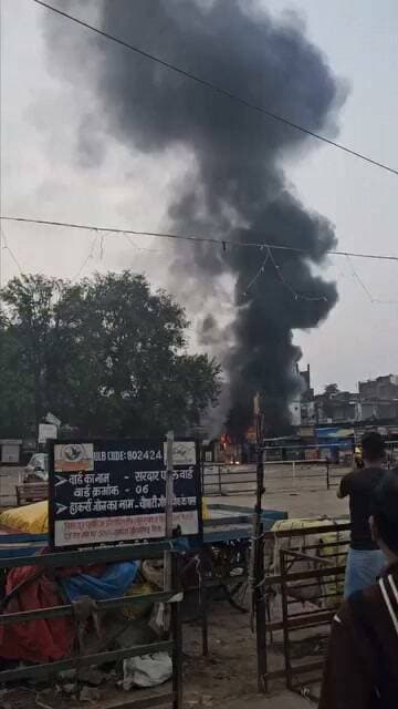 🚨🔥 सीधी में गांधी चौराहे के सामने पार्किंग स्थल पर भीषण आग, कई गुमटियां जलकर खाक
सुबह आग लगने से मची अफरा-तफरी, आग लगने का कारण अज्ञात
सीधी। मध्य प्रदेश के सीधी जिले में आज सुबह गांधी चौराहे के सामने स्थित पार्किंग स्थल पर अचानक भीषण आग लग गई। आग की चपेट में आने से वहां रखी कई गुमटियां जलकर खाक हो गईं। घटना के बाद इलाके में अफरा-तफरी का माहौल बन गया।
प्राप्त जानकारी के अनुसार, गांधी चौराहे के सामने पार्किंग स्थल पर सुबह अचानक आग भड़क उठी। देखते ही देखते आग ने आसपास की कई गुमटियों को अपनी चपेट में ले लिया, जिससे उनमें रखा सामान भी जलकर नष्ट हो गया। आग की भयावहता को देखते हुए स्थानीय लोगों में हड़कंप मच गया।
आग लगने का कारण स्पष्ट नहीं
फिलहाल आग लगने के वास्तविक कारणों का पता नहीं चल सका है। आग कैसे लगी और इससे कितना आर्थिक नुकसान हुआ, इसकी जानकारी सामने आना बाकी है। घटना के संबंध में प्रशासन एवं संबंधित विभाग की ओर से आधिकारिक जानकारी मिलने के बाद स्थिति और स्पष्ट हो सकेगी।
प्रभावित दुकानदारों को नुकसान की आशंका
पार्किंग स्थल पर गुमटियों के जलने से प्रभावित दुकानदारों को आर्थिक नुकसान होने की आशंका है। अब यह देखना होगा कि आग लगने के कारणों की जांच में क्या तथ्य सामने आते हैं और प्रभावित लोगों को राहत मिल पाती है या नहीं।
नोट: आग लगने के कारण, नुकसान की राशि, दमकल की कार्रवाई और किसी के हताहत होने की जानकारी की आधिकारिक पुष्टि अभी नहीं हुई है।