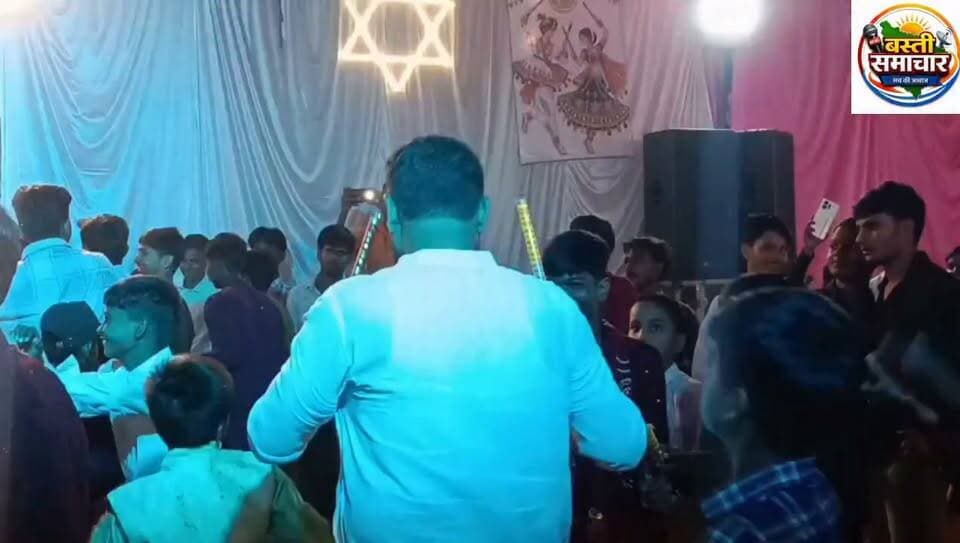 🎉💃 सीडीए एकेडमी बनकटी में गरबा-डांडिया नाइट 2026 की धूम, विद्यार्थियों ने बिखेरी सांस्कृतिक छटा 💃🎉
सीडीए एकेडमी, बनकटी में आयोजित गरबा-डांडिया नाइट 2026 में रंग-बिरंगे परिधानों, संगीत और पारंपरिक नृत्य की शानदार छटा देखने को मिली। विद्यार्थियों ने पूरे उत्साह के साथ अपनी सांस्कृतिक प्रतिभा का प्रदर्शन किया।
कार्यक्रम में अरविंद पाल जी ने युवाओं के साथ जमकर डांडिया खेलते हुए उत्सव का आनंद लिया। उनकी सहभागिता से कार्यक्रम का उत्साह और भी बढ़ गया। संगीत की धुन पर थिरकते विद्यार्थियों और युवाओं ने माहौल को यादगार बना दिया।
✨ परंपरा, संस्कृति और युवा उत्साह का अनूठा संगम बना गरबा-डांडिया नाइट 2026। 💐