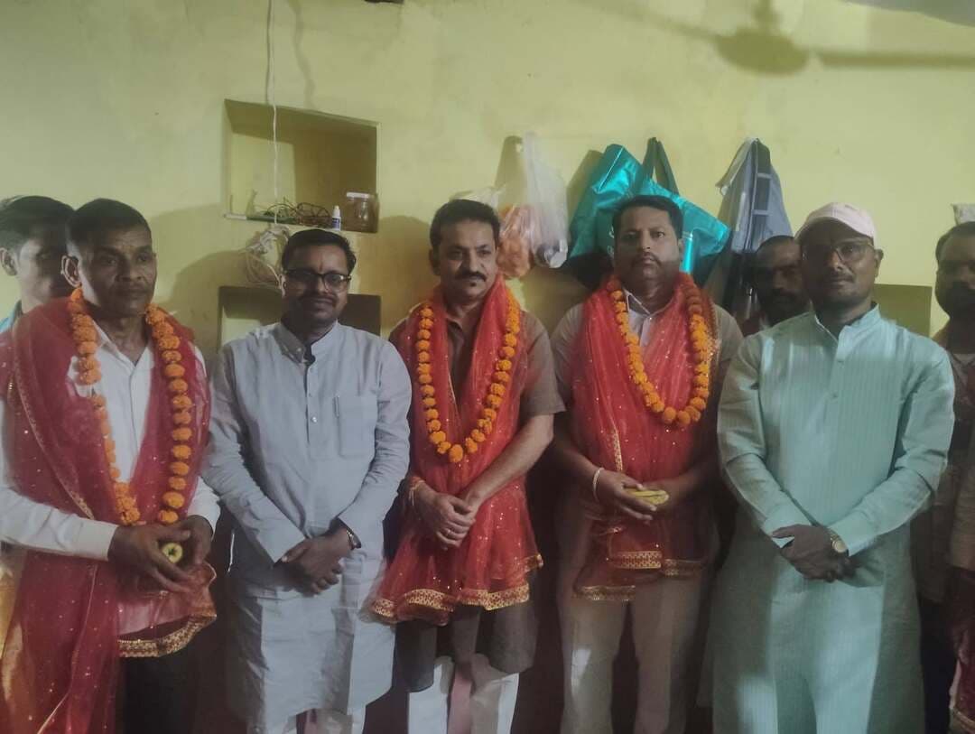 धरमपुरा में मां शारदा माता की महाआरती, सरपंच मनोज कुमार जैन ने लिया आशीर्वाद शाहनगर, जिला पन्ना।
शाहनगर पंचायत के ग्राम धरमपुरा स्थित मां शारदा माता की मढ़िया में आयोजित महाआरती में ग्राम पंचायत शाहनगर के सरपंच मनोज कुमार जैन शामिल हुए। उन्होंने मां शारदा माता की महाआरती में सहभागिता कर माता रानी का आशीर्वाद प्राप्त किया।
इस अवसर पर मढ़िया के प्रधान सेवक द्वारा मां शारदा की चुनरी ओढ़ाकर सरपंच मनोज कुमार जैन का सम्मान किया गया।
कार्यक्रम में उपस्थित रहे: जीआरएस राघवेंद्र सिंह, राजू जैन, उस्ताज सिंह एवं राजा भैया सिंह सहित अन्य श्रद्धालु।
जय माता दी! मां शारदा सभी पर अपनी कृपा बनाए रखें।
शाहनगर और पन्ना जिले की सटीक एवं निष्पक्ष खबरों के लिए हमारे फेसबुक पेज Gajendra singh को फॉलो करें।
#मां_शारदा #जयमातादी #धरमपुरा #शाहनगर #पन्ना #महाआरती #धार्मिकआयोजन #GajendraSingh