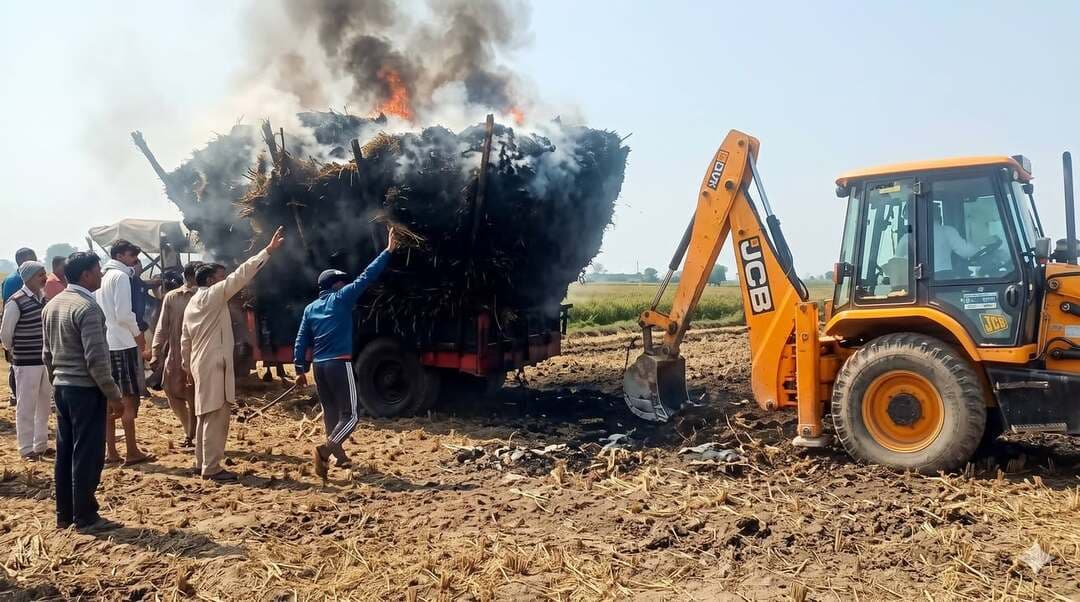 हाईटेंशन लाइन की चपेट में आई पराली से भरी ट्रॉली, धू-धू कर जली; चालक ने कूदकर बचाई जान
#लालबहादुर_भाखर #Lalbahadurbhakhar #RajasthanNews #pilibanganews #hanumangarhnews
पीलीबंगा (हनुमानगढ़):- लालबहादुर भाखर:-पीलीबंगा उपखंड क्षेत्र के निकटवर्ती गांव सरांवावाला में खेतों के ऊपर से गुजर रही 11 हजार वोल्ट की हाईटेंशन विद्युत लाइन के संपर्क में आने से पराली से भरी एक ट्रैक्टर-ट्रॉली में भीषण आग लग गई। गनीमत रही कि आग भड़कते ही ट्रैक्टर चालक ने सूझबूझ दिखाते हुए तुरंत छलांग लगा दी, जिससे बड़ा हादसा टल गया और जनहानि होने से बच गई।
प्रत्यक्षदर्शी ग्रामीण लाहौर सिंह से मिली जानकारी के अनुसार, गांव सरांवावाला निवासी किसान तरसेम सिंह भुल्लर के खेत में पराली से भरी ट्रैक्टर-ट्रॉली निकाली जा रही थी। इसी दौरान ट्रॉली ऊपर से गुजर रही 11 केवी विद्युत लाइन से छू गई। तारों से स्पार्किंग होते ही सूखी पराली ने पल भर में आग पकड़ ली और देखते ही देखते लपटें विकराल हो गईं। हादसे में ट्रॉली सहित पूरी पराली जलकर पूरी तरह राख हो गई।
घटना की सूचना तत्काल स्थानीय नगर पालिका प्रशासन को दी गई। सूचना मिलते ही नगर पालिका की दमकल गाड़ी मौके पर पहुंची और कर्मचारियों ने मशक्कत कर आग पर पूरी तरह काबू पाया। इसके पश्चात नगर पालिका की एक्सकेवेटर मशीन बुलाकर मौके से मिट्टी हटाते हुए ट्रैक्टर-ट्रॉली को सुरक्षित बाहर निकाला गया।