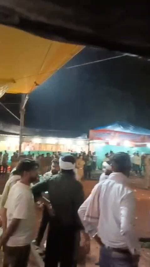 ग्वालियर आंतरी थाना क्षेत्र स्थित शीतला माता मंदिर के सामने आज एक दर्दनाक हादसा हो गया। ब्रेक फेल होने से एक ट्रक पलट गया और दर्शन के लिए मंदिर के बाहर खड़ी भीड़ को कुचल दिया। हादसे में 13 श्रद्धालुओं की मौत हो गई, जबकि करीब 40 से लोग घायल बताए जा रहे हैं। मरने वालों की संख्या और बढ़ने की आशंका है।
दअरसल जानकारी के मुताबिक आज शनिवार और रविवार के रात 01 बजे शीतला माता मंदिर पर दर्शन के लिए बड़ी संख्या में श्रद्धालुओं की भीड़ लगी थी। मंदिर के सामने ढलान पर एक ट्रक खड़ा हुआ था। अचानक ट्रक का ब्रेक फेल हो गया और ट्रक ढलान से लुढ़कते हुए पलट गया। ट्रक के नीचे बड़ी संख्या में श्रद्धालु दब गए हादसे के बाद मौके पर चीख-पुकार मच गई। स्थानीय लोगों ने तुरंत पुलिस को सूचना दी। सूचना मिलते ही आंतरी थाना पुलिस और प्रशासन की टीम मौके पर पहुंची। क्रेन की मदद से ट्रक को हटाया गया और नीचे दबे लोगों को बाहर निकाला गया। सभी घायलों को तुरंत इलाज के लिए जयरोग्य अस्पताल के ट्रॉमा सेंटर लाया गया है। घायलों में दो एसएएफ के जवान भी शामिल हैं जो मंदिर पर ड्यूटी में तैनात थे। डॉक्टरों के मुताबिक कई घायलों की हालत गंभीर बनी हुई है। पुलिस ने बताया कि 13 मृतकों में महिला, पुरुष और बच्चे शामिल हैं। हादसे के बाद मंदिर परिसर में अफरा-तफरी का माहौल है। पुलिस ने ट्रक को जब्त कर लिया है और ड्राइवर की तलाश की जा रही है। प्रारंभिक जांच में हादसे की वजह ब्रेक फेल होना सामने आ रही है।