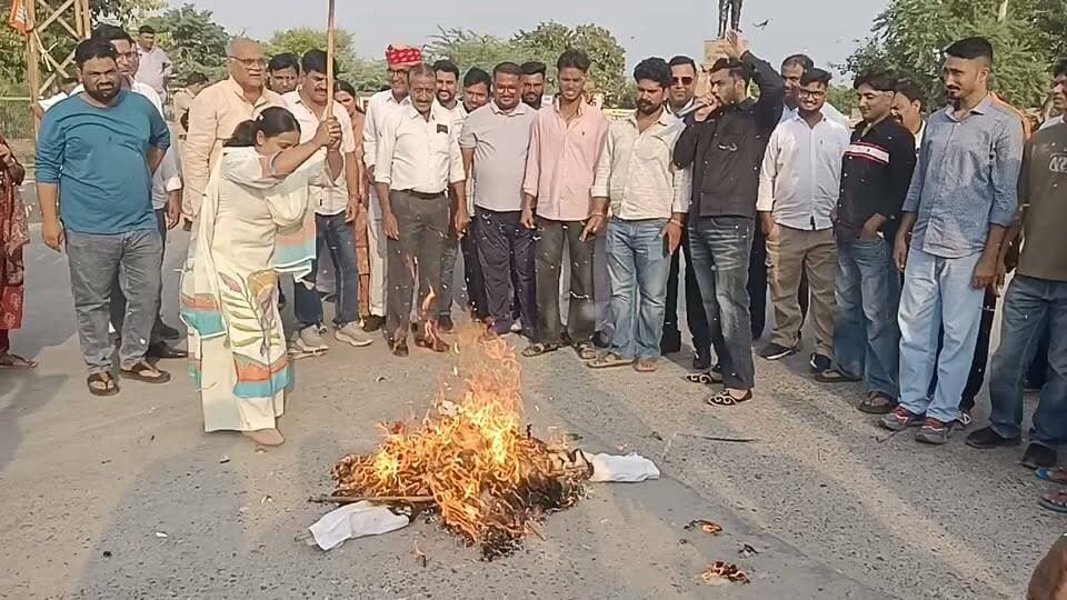 कॉग्रेस का विरोध प्रदर्शन मदन राठौड़ का पुतला फूंका बीजेपी पर कसा तंज #live #viral #didwanajila