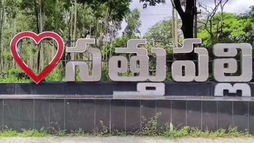 సత్తుపల్లి: సత్తుపల్లిలో స్మార్ట్ రేషన్ కార్డుల పంపిణీ: గత ప్రభుత్వంపై ఎంపీ రఘురామ రెడ్డి విమర్శలు