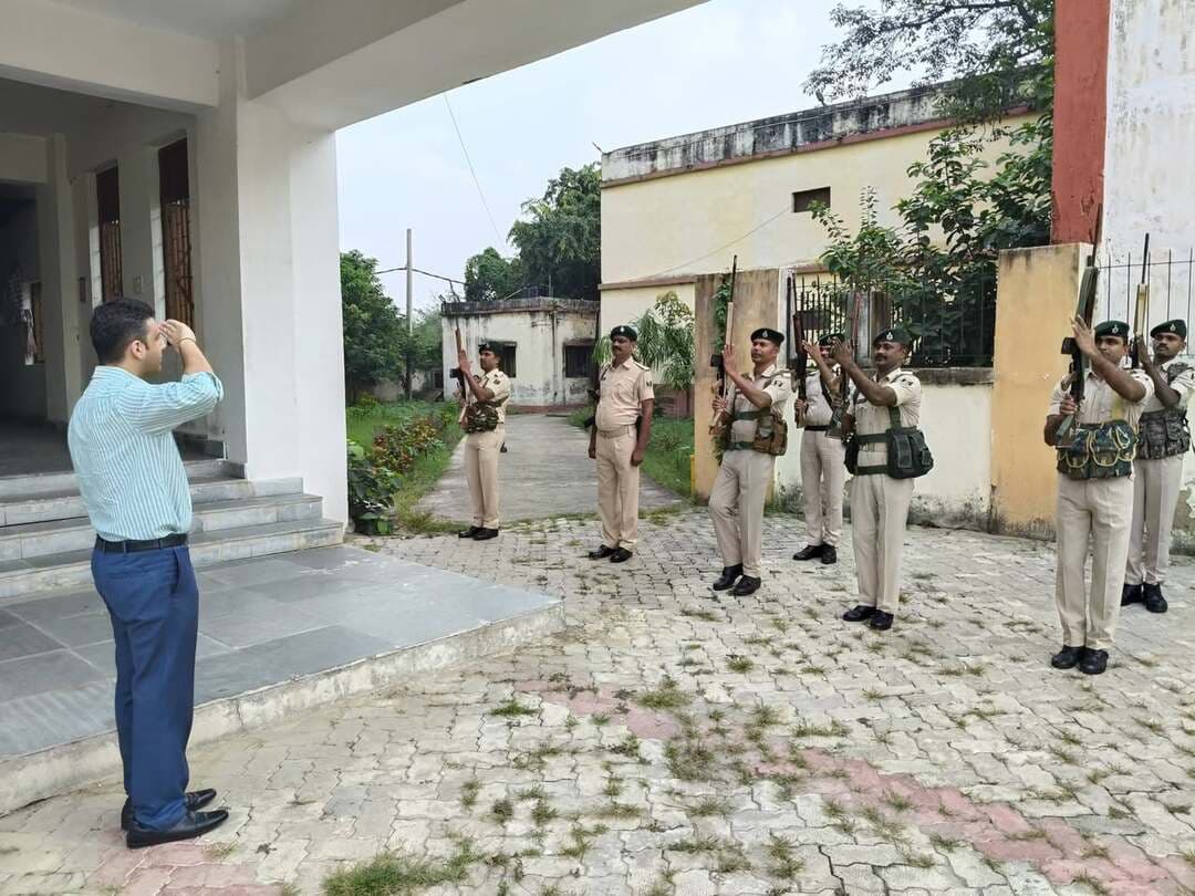बेगूसराय में ईवीएम वेयरहाउस का मासिक निरीक्षण, सुरक्षा व्यवस्था का डीएम ने लिया जायजा
निर्वाचन आयोग के मानकों के अनुरूप ईवीएम की सुरक्षा और अभिलेखों के संधारण पर दिया जोर
बेगूसराय। जिला पदाधिकारी रिची पांडेय ने शनिवार को बेगूसराय स्थित ईवीएम वेयरहाउस का मासिक निरीक्षण किया। इस दौरान उन्होंने सुरक्षित रखी गई इलेक्ट्रॉनिक वोटिंग मशीनों (ईवीएम) की सुरक्षा, रख-रखाव और अन्य संबंधित व्यवस्थाओं का जायजा लिया। साथ ही निर्वाचन से जुड़े अभिलेखों के संधारण की स्थिति की भी समीक्षा की।
निरीक्षण के दौरान डीएम ने वेयरहाउस में सुरक्षा व्यवस्था, सीसीटीवी निगरानी प्रणाली, प्रवेश नियंत्रण और सुरक्षा से संबंधित अन्य आवश्यक प्रावधानों का अवलोकन किया। उन्होंने संबंधित अधिकारियों को निर्देश दिया कि निर्वाचन आयोग द्वारा निर्धारित मानकों एवं दिशा-निर्देशों के अनुरूप ईवीएम की सुरक्षा और रख-रखाव सुनिश्चित किया जाए।
जिलाधिकारी ने सुरक्षा व्यवस्था के प्रभावी अनुपालन तथा सभी आवश्यक अभिलेखों को सुव्यवस्थित तरीके से संधारित करने पर विशेष जोर दिया। उन्होंने कहा कि निर्वाचन से संबंधित सामग्रियों की सुरक्षा सुनिश्चित करना और निर्वाचन प्रक्रिया में पारदर्शिता बनाए रखना आवश्यक है।
इस मासिक निरीक्षण के दौरान उप निर्वाचन पदाधिकारी सौरव कुमार सहित विभिन्न मान्यता प्राप्त राष्ट्रीय राजनीतिक दलों के प्रतिनिधि उपस्थित रहे।