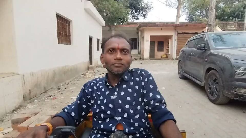 डीपीआरओ कार्यालय हंगामे पर गाजीपुर में ग्रामीणों ने रखी अपनी बात, प्रधान विक्रम प्रताप सिंह के समर्थन में आए कई लोग
11 दुकानों के निर्माण पर भ्रष्टाचार के आरोप, प्रधान ने बताया रोजगार सृजन की पहल
ग्रामीणों के दावों के बीच निष्पक्ष जांच की मांग, शिकायतकर्ता का पक्ष और प्रशासनिक कार्रवाई अहम
फतेहपुर | 18 अक्टूबर 2026 | ND NEWS, दैनिक निष्पक्ष धारा
फतेहपुर। विकास भवन स्थित जिला पंचायत राज अधिकारी (डीपीआरओ) कार्यालय में दो दिन पहले हुए हंगामे और गाजीपुर के ग्राम प्रधान विक्रम प्रताप सिंह पर लगाए गए कथित भ्रष्टाचार के आरोपों के बीच स्थानीय लोगों के बयान सामने आए हैं। एक स्थानीय रिपोर्ट में कई ग्रामीणों ने प्रधान के कार्यकाल में विकास कार्य होने की बात कही, जबकि कुछ लोगों ने शिकायतकर्ता अजय प्रताप सिंह उर्फ जब्बार सिंह पर पैसे मांगने के आरोप लगाए हैं। हालांकि, इन दावों की स्वतंत्र पुष्टि और शिकायतकर्ता का पक्ष सामने आना अभी बाकी है।
प्रधान बोले—रोजगार बढ़ाने के लिए बनवाईं दुकानें
ग्राम प्रधान विक्रम प्रताप सिंह ने बातचीत में आरोपों को निराधार बताया। उनका कहना है कि पंचायत भवन नजूल भूमि पर स्थित है और वहां बनी 11 दुकानों का उद्देश्य स्थानीय युवाओं के लिए रोजगार के अवसर पैदा करना तथा ग्रामसभा की आय बढ़ाना है।
प्रधान के मुताबिक, पहले परिसर में अवैध कब्जे और गुमटियां थीं, जिन्हें हटाकर व्यवस्था सुधारने की कोशिश की गई। उन्होंने पूरे विवाद को पुरानी और चुनावी रंजिश से जोड़ते हुए कहा कि वह मामले में कानूनी कार्रवाई करेंगे।
ग्रामीणों ने विकास कार्यों का किया उल्लेख
रिपोर्ट में भोला प्रसाद विश्वकर्मा, पिंटू सिंह चौहान, रवि सोनी और सुभाष चंद्र शर्मा सहित कुछ स्थानीय लोगों ने प्रधान के कार्यों पर संतोष जताया। उनका कहना था कि क्षेत्र में सड़क और अन्य विकास कार्य दिखाई देते हैं। कुछ लोगों ने शिकायतकर्ता पर धन मांगने के आरोप भी लगाए, लेकिन इन आरोपों की पुष्टि नहीं हुई है।
स्थानीय लोगों की राय मामले का एक पक्ष सामने रखती है। इससे भ्रष्टाचार संबंधी आरोप स्वतः गलत या सही साबित नहीं होते। दुकानों के निर्माण, आवंटन, खर्च और भूमि की स्थिति की पुष्टि संबंधित सरकारी अभिलेखों से ही हो सकती है।
जांच से स्पष्ट होगी वास्तविक स्थिति
डीपीआरओ कार्यालय में हुए हंगामे और ज्वलनशील पदार्थ के इस्तेमाल की कोशिश से जुड़े घटनाक्रम की आधिकारिक स्थिति स्पष्ट होना जरूरी है। शिकायतकर्ता द्वारा लगाए गए आरोपों, प्रधान के जवाब और ग्रामीणों के बयानों की निष्पक्ष जांच की जानी चाहिए। संबंधित विभाग को दुकानों के निर्माण, धनराशि, आवंटन प्रक्रिया और विकास कार्यों के अभिलेखों की जांच कर तथ्य सार्वजनिक करने चाहिए।
ND NEWS की अपील
जनहित में हमारी अपील है कि किसी भी पक्ष के आरोपों को जांच से पहले अंतिम सत्य न मानें। ग्रामीण विकास योजनाओं में पारदर्शिता, सार्वजनिक धन का सही उपयोग और शिकायतों की निष्पक्ष सुनवाई लोकतंत्र की बुनियाद हैं। प्रशासन सभी पक्षों को सुनकर साक्ष्यों के आधार पर कार्रवाई करे। किसी भी विवाद में हिंसा या ज्वलनशील पदार्थ का इस्तेमाल करने के बजाय कानूनी प्रक्रिया अपनाएं।
👇👇
@dgpup
@RSSorg
@UPGovt
@wpl1090
@RSSgeet
@Uppolice
@MIB_India
@PMOIndia
@HMOIndia
@abmanglik
@VHPDigital
@igrangealld
@myogioffice
@InfoDeptUP
@dmfatehpur
@sdmsadarftp
@CMOfficeUP
@CMOUP_RC
@UPPRD1948
@ChiefSecyUP
@ChiefSecyUP
@MahantYogiG
@FatehpurSdm
@fatehpurpolice
@BajrangDalOrg
@rashtrapatibhvn
@UPMahilaKalyan
@112UttarPradesh
@myogiadityanath
@CommissionerPrg
@ADGZonPrayagraj
👇👇👇
#NDNews #दैनिकनिष्पक्षधारा #Fatehpur #Ghazipur #VikramPratapSingh #DPROOffice #ग्रामविकास #जनहित #पारदर्शिता
👇👇👇
🟥 ND NEWS | दैनिक निष्पक्ष धारा
मुख्य संपादक/संस्थापक: राजन सिंह हाड़ा
सह-संपादक: शालिनी सिंह भदौरिया
रिपोर्ट: फतेहपुर जिला ब्यूरो
📅 दिनांक: 18 अक्टूबर 2026
📍 फतेहपुर: 1/1, अटल बिहारी चौराहा, नियर वर्मा चौराहा, UP–212601
📍 लखनऊ: विधानसभा रोड, बर्लिंगटन चौराहा, UP–226001
📍 दिल्ली: U158, विकास मार्ग, लक्ष्मी नगर, दिल्ली–110092
📧 ndnewschannel@gmail.com
📞 9696119696
संकल्प: निष्पक्ष पत्रकारिता, जनहित सर्वोपरि।
डिस्क्लेमर: यह रिपोर्ट उपलब्ध सामग्री और संबंधित लोगों के बयानों पर आधारित है। आरोपों की स्वतंत्र पुष्टि होना शेष है। सभी पक्षों का पक्ष लेकर निष्पक्ष जांच आवश्यक है।