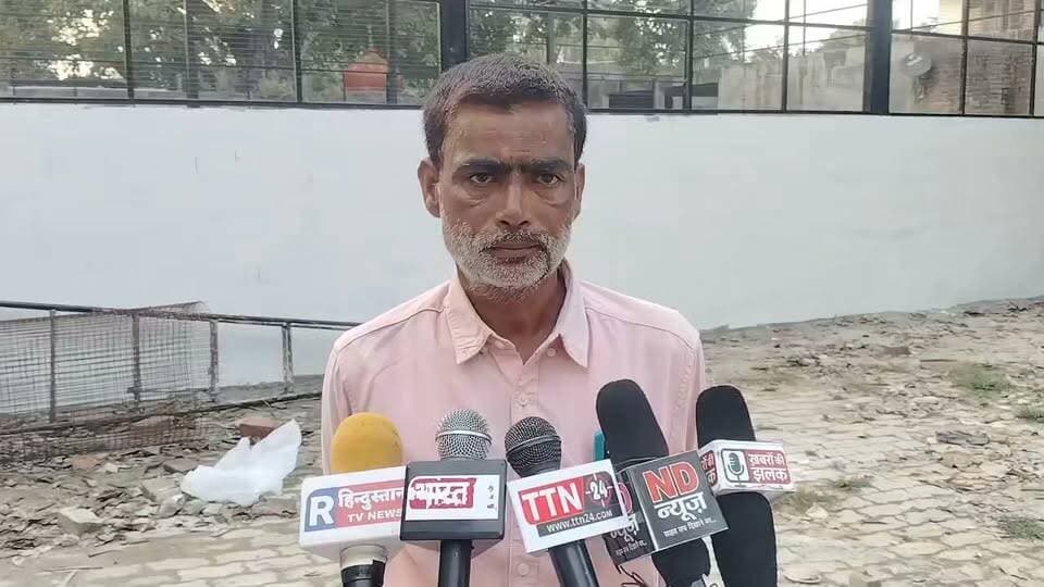 डीपीआरओ कार्यालय हंगामे पर गाजीपुर में ग्रामीणों ने रखी अपनी बात, प्रधान विक्रम प्रताप सिंह के समर्थन में आए कई लोग
11 दुकानों के निर्माण पर भ्रष्टाचार के आरोप, प्रधान ने बताया रोजगार सृजन की पहल
ग्रामीणों के दावों के बीच निष्पक्ष जांच की मांग, शिकायतकर्ता का पक्ष और प्रशासनिक कार्रवाई अहम
फतेहपुर | 18 अक्टूबर 2026 | ND NEWS, दैनिक निष्पक्ष धारा
फतेहपुर। विकास भवन स्थित जिला पंचायत राज अधिकारी (डीपीआरओ) कार्यालय में दो दिन पहले हुए हंगामे और गाजीपुर के ग्राम प्रधान विक्रम प्रताप सिंह पर लगाए गए कथित भ्रष्टाचार के आरोपों के बीच स्थानीय लोगों के बयान सामने आए हैं। एक स्थानीय रिपोर्ट में कई ग्रामीणों ने प्रधान के कार्यकाल में विकास कार्य होने की बात कही, जबकि कुछ लोगों ने शिकायतकर्ता अजय प्रताप सिंह उर्फ जब्बार सिंह पर पैसे मांगने के आरोप लगाए हैं। हालांकि, इन दावों की स्वतंत्र पुष्टि और शिकायतकर्ता का पक्ष सामने आना अभी बाकी है।
प्रधान बोले—रोजगार बढ़ाने के लिए बनवाईं दुकानें
ग्राम प्रधान विक्रम प्रताप सिंह ने बातचीत में आरोपों को निराधार बताया। उनका कहना है कि पंचायत भवन नजूल भूमि पर स्थित है और वहां बनी 11 दुकानों का उद्देश्य स्थानीय युवाओं के लिए रोजगार के अवसर पैदा करना तथा ग्रामसभा की आय बढ़ाना है।
प्रधान के मुताबिक, पहले परिसर में अवैध कब्जे और गुमटियां थीं, जिन्हें हटाकर व्यवस्था सुधारने की कोशिश की गई। उन्होंने पूरे विवाद को पुरानी और चुनावी रंजिश से जोड़ते हुए कहा कि वह मामले में कानूनी कार्रवाई करेंगे।
ग्रामीणों ने विकास कार्यों का किया उल्लेख
रिपोर्ट में भोला प्रसाद विश्वकर्मा, पिंटू सिंह चौहान, रवि सोनी और सुभाष चंद्र शर्मा सहित कुछ स्थानीय लोगों ने प्रधान के कार्यों पर संतोष जताया। उनका कहना था कि क्षेत्र में सड़क और अन्य विकास कार्य दिखाई देते हैं। कुछ लोगों ने शिकायतकर्ता पर धन मांगने के आरोप भी लगाए, लेकिन इन आरोपों की पुष्टि नहीं हुई है।
स्थानीय लोगों की राय मामले का एक पक्ष सामने रखती है। इससे भ्रष्टाचार संबंधी आरोप स्वतः गलत या सही साबित नहीं होते। दुकानों के निर्माण, आवंटन, खर्च और भूमि की स्थिति की पुष्टि संबंधित सरकारी अभिलेखों से ही हो सकती है।
जांच से स्पष्ट होगी वास्तविक स्थिति
डीपीआरओ कार्यालय में हुए हंगामे और ज्वलनशील पदार्थ के इस्तेमाल की कोशिश से जुड़े घटनाक्रम की आधिकारिक स्थिति स्पष्ट होना जरूरी है। शिकायतकर्ता द्वारा लगाए गए आरोपों, प्रधान के जवाब और ग्रामीणों के बयानों की निष्पक्ष जांच की जानी चाहिए। संबंधित विभाग को दुकानों के निर्माण, धनराशि, आवंटन प्रक्रिया और विकास कार्यों के अभिलेखों की जांच कर तथ्य सार्वजनिक करने चाहिए।
ND NEWS की अपील
जनहित में हमारी अपील है कि किसी भी पक्ष के आरोपों को जांच से पहले अंतिम सत्य न मानें। ग्रामीण विकास योजनाओं में पारदर्शिता, सार्वजनिक धन का सही उपयोग और शिकायतों की निष्पक्ष सुनवाई लोकतंत्र की बुनियाद हैं। प्रशासन सभी पक्षों को सुनकर साक्ष्यों के आधार पर कार्रवाई करे। किसी भी विवाद में हिंसा या ज्वलनशील पदार्थ का इस्तेमाल करने के बजाय कानूनी प्रक्रिया अपनाएं।
👇👇
@dgpup
@RSSorg
@UPGovt
@wpl1090
@RSSgeet
@Uppolice
@MIB_India
@PMOIndia
@HMOIndia
@abmanglik
@VHPDigital
@igrangealld
@myogioffice
@InfoDeptUP
@dmfatehpur
@sdmsadarftp
@CMOfficeUP
@CMOUP_RC
@UPPRD1948
@ChiefSecyUP
@ChiefSecyUP
@MahantYogiG
@FatehpurSdm
@fatehpurpolice
@BajrangDalOrg
@rashtrapatibhvn
@UPMahilaKalyan
@112UttarPradesh
@myogiadityanath
@CommissionerPrg
@ADGZonPrayagraj
👇👇👇
#NDNews #दैनिकनिष्पक्षधारा #Fatehpur #Ghazipur #VikramPratapSingh #DPROOffice #ग्रामविकास #जनहित #पारदर्शिता
👇👇👇
🟥 ND NEWS | दैनिक निष्पक्ष धारा
मुख्य संपादक/संस्थापक: राजन सिंह हाड़ा
सह-संपादक: शालिनी सिंह भदौरिया
रिपोर्ट: फतेहपुर जिला ब्यूरो
📅 दिनांक: 18 अक्टूबर 2026
📍 फतेहपुर: 1/1, अटल बिहारी चौराहा, नियर वर्मा चौराहा, UP–212601
📍 लखनऊ: विधानसभा रोड, बर्लिंगटन चौराहा, UP–226001
📍 दिल्ली: U158, विकास मार्ग, लक्ष्मी नगर, दिल्ली–110092
📧 ndnewschannel@gmail.com
📞 9696119696
संकल्प: निष्पक्ष पत्रकारिता, जनहित सर्वोपरि।
डिस्क्लेमर: यह रिपोर्ट उपलब्ध सामग्री और संबंधित लोगों के बयानों पर आधारित है। आरोपों की स्वतंत्र पुष्टि होना शेष है। सभी पक्षों का पक्ष लेकर निष्पक्ष जांच आवश्यक है।