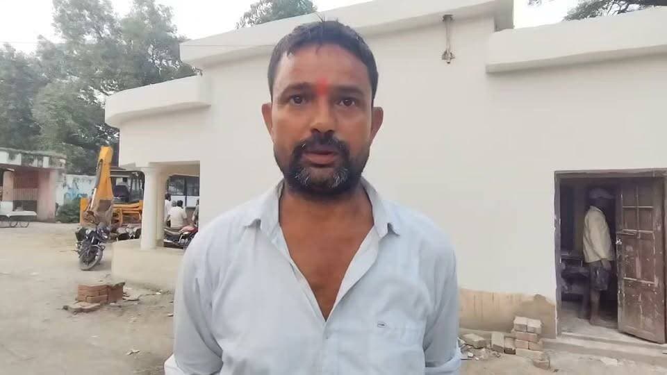 डीपीआरओ कार्यालय हंगामे पर गाजीपुर में ग्रामीणों ने रखी अपनी बात, प्रधान विक्रम प्रताप सिंह के समर्थन में आए कई लोग
11 दुकानों के निर्माण पर भ्रष्टाचार के आरोप, प्रधान ने बताया रोजगार सृजन की पहल
ग्रामीणों के दावों के बीच निष्पक्ष जांच की मांग, शिकायतकर्ता का पक्ष और प्रशासनिक कार्रवाई अहम
फतेहपुर | 18 अक्टूबर 2026 | ND NEWS, दैनिक निष्पक्ष धारा
फतेहपुर। विकास भवन स्थित जिला पंचायत राज अधिकारी (डीपीआरओ) कार्यालय में दो दिन पहले हुए हंगामे और गाजीपुर के ग्राम प्रधान विक्रम प्रताप सिंह पर लगाए गए कथित भ्रष्टाचार के आरोपों के बीच स्थानीय लोगों के बयान सामने आए हैं। एक स्थानीय रिपोर्ट में कई ग्रामीणों ने प्रधान के कार्यकाल में विकास कार्य होने की बात कही, जबकि कुछ लोगों ने शिकायतकर्ता अजय प्रताप सिंह उर्फ जब्बार सिंह पर पैसे मांगने के आरोप लगाए हैं। हालांकि, इन दावों की स्वतंत्र पुष्टि और शिकायतकर्ता का पक्ष सामने आना अभी बाकी है।
प्रधान बोले—रोजगार बढ़ाने के लिए बनवाईं दुकानें
ग्राम प्रधान विक्रम प्रताप सिंह ने बातचीत में आरोपों को निराधार बताया। उनका कहना है कि पंचायत भवन नजूल भूमि पर स्थित है और वहां बनी 11 दुकानों का उद्देश्य स्थानीय युवाओं के लिए रोजगार के अवसर पैदा करना तथा ग्रामसभा की आय बढ़ाना है।
प्रधान के मुताबिक, पहले परिसर में अवैध कब्जे और गुमटियां थीं, जिन्हें हटाकर व्यवस्था सुधारने की कोशिश की गई। उन्होंने पूरे विवाद को पुरानी और चुनावी रंजिश से जोड़ते हुए कहा कि वह मामले में कानूनी कार्रवाई करेंगे।
ग्रामीणों ने विकास कार्यों का किया उल्लेख
रिपोर्ट में भोला प्रसाद विश्वकर्मा, पिंटू सिंह चौहान, रवि सोनी और सुभाष चंद्र शर्मा सहित कुछ स्थानीय लोगों ने प्रधान के कार्यों पर संतोष जताया। उनका कहना था कि क्षेत्र में सड़क और अन्य विकास कार्य दिखाई देते हैं। कुछ लोगों ने शिकायतकर्ता पर धन मांगने के आरोप भी लगाए, लेकिन इन आरोपों की पुष्टि नहीं हुई है।
स्थानीय लोगों की राय मामले का एक पक्ष सामने रखती है। इससे भ्रष्टाचार संबंधी आरोप स्वतः गलत या सही साबित नहीं होते। दुकानों के निर्माण, आवंटन, खर्च और भूमि की स्थिति की पुष्टि संबंधित सरकारी अभिलेखों से ही हो सकती है।
जांच से स्पष्ट होगी वास्तविक स्थिति
डीपीआरओ कार्यालय में हुए हंगामे और ज्वलनशील पदार्थ के इस्तेमाल की कोशिश से जुड़े घटनाक्रम की आधिकारिक स्थिति स्पष्ट होना जरूरी है। शिकायतकर्ता द्वारा लगाए गए आरोपों, प्रधान के जवाब और ग्रामीणों के बयानों की निष्पक्ष जांच की जानी चाहिए। संबंधित विभाग को दुकानों के निर्माण, धनराशि, आवंटन प्रक्रिया और विकास कार्यों के अभिलेखों की जांच कर तथ्य सार्वजनिक करने चाहिए।
ND NEWS की अपील
जनहित में हमारी अपील है कि किसी भी पक्ष के आरोपों को जांच से पहले अंतिम सत्य न मानें। ग्रामीण विकास योजनाओं में पारदर्शिता, सार्वजनिक धन का सही उपयोग और शिकायतों की निष्पक्ष सुनवाई लोकतंत्र की बुनियाद हैं। प्रशासन सभी पक्षों को सुनकर साक्ष्यों के आधार पर कार्रवाई करे। किसी भी विवाद में हिंसा या ज्वलनशील पदार्थ का इस्तेमाल करने के बजाय कानूनी प्रक्रिया अपनाएं।
👇👇
@dgpup
@RSSorg
@UPGovt
@wpl1090
@RSSgeet
@Uppolice
@MIB_India
@PMOIndia
@HMOIndia
@abmanglik
@VHPDigital
@igrangealld
@myogioffice
@InfoDeptUP
@dmfatehpur
@sdmsadarftp
@CMOfficeUP
@CMOUP_RC
@UPPRD1948
@ChiefSecyUP
@ChiefSecyUP
@MahantYogiG
@FatehpurSdm
@fatehpurpolice
@BajrangDalOrg
@rashtrapatibhvn
@UPMahilaKalyan
@112UttarPradesh
@myogiadityanath
@CommissionerPrg
@ADGZonPrayagraj
👇👇👇
#NDNews #दैनिकनिष्पक्षधारा #Fatehpur #Ghazipur #VikramPratapSingh #DPROOffice #ग्रामविकास #जनहित #पारदर्शिता
👇👇👇
🟥 ND NEWS | दैनिक निष्पक्ष धारा
मुख्य संपादक/संस्थापक: राजन सिंह हाड़ा
सह-संपादक: शालिनी सिंह भदौरिया
रिपोर्ट: फतेहपुर जिला ब्यूरो
📅 दिनांक: 18 अक्टूबर 2026
📍 फतेहपुर: 1/1, अटल बिहारी चौराहा, नियर वर्मा चौराहा, UP–212601
📍 लखनऊ: विधानसभा रोड, बर्लिंगटन चौराहा, UP–226001
📍 दिल्ली: U158, विकास मार्ग, लक्ष्मी नगर, दिल्ली–110092
📧 ndnewschannel@gmail.com
📞 9696119696
संकल्प: निष्पक्ष पत्रकारिता, जनहित सर्वोपरि।
डिस्क्लेमर: यह रिपोर्ट उपलब्ध सामग्री और संबंधित लोगों के बयानों पर आधारित है। आरोपों की स्वतंत्र पुष्टि होना शेष है। सभी पक्षों का पक्ष लेकर निष्पक्ष जांच आवश्यक है।