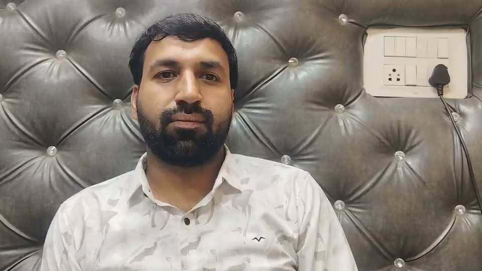 डीपीआरओ कार्यालय हंगामे पर गाजीपुर में ग्रामीणों ने रखी अपनी बात, प्रधान विक्रम प्रताप सिंह के समर्थन में आए कई लोग
11 दुकानों के निर्माण पर भ्रष्टाचार के आरोप, प्रधान ने बताया रोजगार सृजन की पहल
ग्रामीणों के दावों के बीच निष्पक्ष जांच की मांग, शिकायतकर्ता का पक्ष और प्रशासनिक कार्रवाई अहम
फतेहपुर | 18 अक्टूबर 2026 | ND NEWS, दैनिक निष्पक्ष धारा
फतेहपुर। विकास भवन स्थित जिला पंचायत राज अधिकारी (डीपीआरओ) कार्यालय में दो दिन पहले हुए हंगामे और गाजीपुर के ग्राम प्रधान विक्रम प्रताप सिंह पर लगाए गए कथित भ्रष्टाचार के आरोपों के बीच स्थानीय लोगों के बयान सामने आए हैं। एक स्थानीय रिपोर्ट में कई ग्रामीणों ने प्रधान के कार्यकाल में विकास कार्य होने की बात कही, जबकि कुछ लोगों ने शिकायतकर्ता अजय प्रताप सिंह उर्फ जब्बार सिंह पर पैसे मांगने के आरोप लगाए हैं। हालांकि, इन दावों की स्वतंत्र पुष्टि और शिकायतकर्ता का पक्ष सामने आना अभी बाकी है।
प्रधान बोले—रोजगार बढ़ाने के लिए बनवाईं दुकानें
ग्राम प्रधान विक्रम प्रताप सिंह ने बातचीत में आरोपों को निराधार बताया। उनका कहना है कि पंचायत भवन नजूल भूमि पर स्थित है और वहां बनी 11 दुकानों का उद्देश्य स्थानीय युवाओं के लिए रोजगार के अवसर पैदा करना तथा ग्रामसभा की आय बढ़ाना है।
प्रधान के मुताबिक, पहले परिसर में अवैध कब्जे और गुमटियां थीं, जिन्हें हटाकर व्यवस्था सुधारने की कोशिश की गई। उन्होंने पूरे विवाद को पुरानी और चुनावी रंजिश से जोड़ते हुए कहा कि वह मामले में कानूनी कार्रवाई करेंगे।
ग्रामीणों ने विकास कार्यों का किया उल्लेख
रिपोर्ट में भोला प्रसाद विश्वकर्मा, पिंटू सिंह चौहान, रवि सोनी और सुभाष चंद्र शर्मा सहित कुछ स्थानीय लोगों ने प्रधान के कार्यों पर संतोष जताया। उनका कहना था कि क्षेत्र में सड़क और अन्य विकास कार्य दिखाई देते हैं। कुछ लोगों ने शिकायतकर्ता पर धन मांगने के आरोप भी लगाए, लेकिन इन आरोपों की पुष्टि नहीं हुई है।
स्थानीय लोगों की राय मामले का एक पक्ष सामने रखती है। इससे भ्रष्टाचार संबंधी आरोप स्वतः गलत या सही साबित नहीं होते। दुकानों के निर्माण, आवंटन, खर्च और भूमि की स्थिति की पुष्टि संबंधित सरकारी अभिलेखों से ही हो सकती है।
जांच से स्पष्ट होगी वास्तविक स्थिति
डीपीआरओ कार्यालय में हुए हंगामे और ज्वलनशील पदार्थ के इस्तेमाल की कोशिश से जुड़े घटनाक्रम की आधिकारिक स्थिति स्पष्ट होना जरूरी है। शिकायतकर्ता द्वारा लगाए गए आरोपों, प्रधान के जवाब और ग्रामीणों के बयानों की निष्पक्ष जांच की जानी चाहिए। संबंधित विभाग को दुकानों के निर्माण, धनराशि, आवंटन प्रक्रिया और विकास कार्यों के अभिलेखों की जांच कर तथ्य सार्वजनिक करने चाहिए।
ND NEWS की अपील
जनहित में हमारी अपील है कि किसी भी पक्ष के आरोपों को जांच से पहले अंतिम सत्य न मानें। ग्रामीण विकास योजनाओं में पारदर्शिता, सार्वजनिक धन का सही उपयोग और शिकायतों की निष्पक्ष सुनवाई लोकतंत्र की बुनियाद हैं। प्रशासन सभी पक्षों को सुनकर साक्ष्यों के आधार पर कार्रवाई करे। किसी भी विवाद में हिंसा या ज्वलनशील पदार्थ का इस्तेमाल करने के बजाय कानूनी प्रक्रिया अपनाएं।
👇👇
@dgpup
@RSSorg
@UPGovt
@wpl1090
@RSSgeet
@Uppolice
@MIB_India
@PMOIndia
@HMOIndia
@abmanglik
@VHPDigital
@igrangealld
@myogioffice
@InfoDeptUP
@dmfatehpur
@sdmsadarftp
@CMOfficeUP
@CMOUP_RC
@UPPRD1948
@ChiefSecyUP
@ChiefSecyUP
@MahantYogiG
@FatehpurSdm
@fatehpurpolice
@BajrangDalOrg
@rashtrapatibhvn
@UPMahilaKalyan
@112UttarPradesh
@myogiadityanath
@CommissionerPrg
@ADGZonPrayagraj
👇👇👇
#NDNews #दैनिकनिष्पक्षधारा #Fatehpur #Ghazipur #VikramPratapSingh #DPROOffice #ग्रामविकास #जनहित #पारदर्शिता
👇👇👇
🟥 ND NEWS | दैनिक निष्पक्ष धारा
मुख्य संपादक/संस्थापक: राजन सिंह हाड़ा
सह-संपादक: शालिनी सिंह भदौरिया
रिपोर्ट: फतेहपुर जिला ब्यूरो
📅 दिनांक: 18 अक्टूबर 2026
📍 फतेहपुर: 1/1, अटल बिहारी चौराहा, नियर वर्मा चौराहा, UP–212601
📍 लखनऊ: विधानसभा रोड, बर्लिंगटन चौराहा, UP–226001
📍 दिल्ली: U158, विकास मार्ग, लक्ष्मी नगर, दिल्ली–110092
📧 ndnewschannel@gmail.com
📞 9696119696
संकल्प: निष्पक्ष पत्रकारिता, जनहित सर्वोपरि।
डिस्क्लेमर: यह रिपोर्ट उपलब्ध सामग्री और संबंधित लोगों के बयानों पर आधारित है। आरोपों की स्वतंत्र पुष्टि होना शेष है। सभी पक्षों का पक्ष लेकर निष्पक्ष जांच आवश्यक है।
