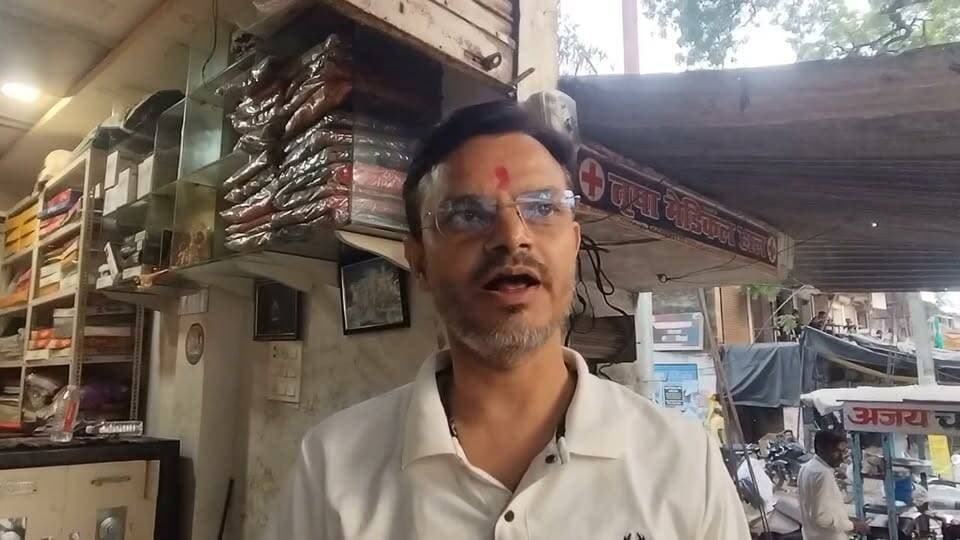 डीपीआरओ कार्यालय हंगामे पर गाजीपुर में ग्रामीणों ने रखी अपनी बात, प्रधान विक्रम प्रताप सिंह के समर्थन में आए कई लोग
11 दुकानों के निर्माण पर भ्रष्टाचार के आरोप, प्रधान ने बताया रोजगार सृजन की पहल
ग्रामीणों के दावों के बीच निष्पक्ष जांच की मांग, शिकायतकर्ता का पक्ष और प्रशासनिक कार्रवाई अहम
फतेहपुर | 18 अक्टूबर 2026 | ND NEWS, दैनिक निष्पक्ष धारा
फतेहपुर। विकास भवन स्थित जिला पंचायत राज अधिकारी (डीपीआरओ) कार्यालय में दो दिन पहले हुए हंगामे और गाजीपुर के ग्राम प्रधान विक्रम प्रताप सिंह पर लगाए गए कथित भ्रष्टाचार के आरोपों के बीच स्थानीय लोगों के बयान सामने आए हैं। एक स्थानीय रिपोर्ट में कई ग्रामीणों ने प्रधान के कार्यकाल में विकास कार्य होने की बात कही, जबकि कुछ लोगों ने शिकायतकर्ता अजय प्रताप सिंह उर्फ जब्बार सिंह पर पैसे मांगने के आरोप लगाए हैं। हालांकि, इन दावों की स्वतंत्र पुष्टि और शिकायतकर्ता का पक्ष सामने आना अभी बाकी है।
प्रधान बोले—रोजगार बढ़ाने के लिए बनवाईं दुकानें
ग्राम प्रधान विक्रम प्रताप सिंह ने बातचीत में आरोपों को निराधार बताया। उनका कहना है कि पंचायत भवन नजूल भूमि पर स्थित है और वहां बनी 11 दुकानों का उद्देश्य स्थानीय युवाओं के लिए रोजगार के अवसर पैदा करना तथा ग्रामसभा की आय बढ़ाना है।
प्रधान के मुताबिक, पहले परिसर में अवैध कब्जे और गुमटियां थीं, जिन्हें हटाकर व्यवस्था सुधारने की कोशिश की गई। उन्होंने पूरे विवाद को पुरानी और चुनावी रंजिश से जोड़ते हुए कहा कि वह मामले में कानूनी कार्रवाई करेंगे।
ग्रामीणों ने विकास कार्यों का किया उल्लेख
रिपोर्ट में भोला प्रसाद विश्वकर्मा, पिंटू सिंह चौहान, रवि सोनी और सुभाष चंद्र शर्मा सहित कुछ स्थानीय लोगों ने प्रधान के कार्यों पर संतोष जताया। उनका कहना था कि क्षेत्र में सड़क और अन्य विकास कार्य दिखाई देते हैं। कुछ लोगों ने शिकायतकर्ता पर धन मांगने के आरोप भी लगाए, लेकिन इन आरोपों की पुष्टि नहीं हुई है।
स्थानीय लोगों की राय मामले का एक पक्ष सामने रखती है। इससे भ्रष्टाचार संबंधी आरोप स्वतः गलत या सही साबित नहीं होते। दुकानों के निर्माण, आवंटन, खर्च और भूमि की स्थिति की पुष्टि संबंधित सरकारी अभिलेखों से ही हो सकती है।
जांच से स्पष्ट होगी वास्तविक स्थिति
डीपीआरओ कार्यालय में हुए हंगामे और ज्वलनशील पदार्थ के इस्तेमाल की कोशिश से जुड़े घटनाक्रम की आधिकारिक स्थिति स्पष्ट होना जरूरी है। शिकायतकर्ता द्वारा लगाए गए आरोपों, प्रधान के जवाब और ग्रामीणों के बयानों की निष्पक्ष जांच की जानी चाहिए। संबंधित विभाग को दुकानों के निर्माण, धनराशि, आवंटन प्रक्रिया और विकास कार्यों के अभिलेखों की जांच कर तथ्य सार्वजनिक करने चाहिए।
ND NEWS की अपील
जनहित में हमारी अपील है कि किसी भी पक्ष के आरोपों को जांच से पहले अंतिम सत्य न मानें। ग्रामीण विकास योजनाओं में पारदर्शिता, सार्वजनिक धन का सही उपयोग और शिकायतों की निष्पक्ष सुनवाई लोकतंत्र की बुनियाद हैं। प्रशासन सभी पक्षों को सुनकर साक्ष्यों के आधार पर कार्रवाई करे। किसी भी विवाद में हिंसा या ज्वलनशील पदार्थ का इस्तेमाल करने के बजाय कानूनी प्रक्रिया अपनाएं।
👇👇
@dgpup
@RSSorg
@UPGovt
@wpl1090
@RSSgeet
@Uppolice
@MIB_India
@PMOIndia
@HMOIndia
@abmanglik
@VHPDigital
@igrangealld
@myogioffice
@InfoDeptUP
@dmfatehpur
@sdmsadarftp
@CMOfficeUP
@CMOUP_RC
@UPPRD1948
@ChiefSecyUP
@ChiefSecyUP
@MahantYogiG
@FatehpurSdm
@fatehpurpolice
@BajrangDalOrg
@rashtrapatibhvn
@UPMahilaKalyan
@112UttarPradesh
@myogiadityanath
@CommissionerPrg
@ADGZonPrayagraj
👇👇👇
#NDNews #दैनिकनिष्पक्षधारा #Fatehpur #Ghazipur #VikramPratapSingh #DPROOffice #ग्रामविकास #जनहित #पारदर्शिता
👇👇👇
🟥 ND NEWS | दैनिक निष्पक्ष धारा
मुख्य संपादक/संस्थापक: राजन सिंह हाड़ा
सह-संपादक: शालिनी सिंह भदौरिया
रिपोर्ट: फतेहपुर जिला ब्यूरो
📅 दिनांक: 18 अक्टूबर 2026
📍 फतेहपुर: 1/1, अटल बिहारी चौराहा, नियर वर्मा चौराहा, UP–212601
📍 लखनऊ: विधानसभा रोड, बर्लिंगटन चौराहा, UP–226001
📍 दिल्ली: U158, विकास मार्ग, लक्ष्मी नगर, दिल्ली–110092
📧 ndnewschannel@gmail.com
📞 9696119696
संकल्प: निष्पक्ष पत्रकारिता, जनहित सर्वोपरि।
डिस्क्लेमर: यह रिपोर्ट उपलब्ध सामग्री और संबंधित लोगों के बयानों पर आधारित है। आरोपों की स्वतंत्र पुष्टि होना शेष है। सभी पक्षों का पक्ष लेकर निष्पक्ष जांच आवश्यक है।