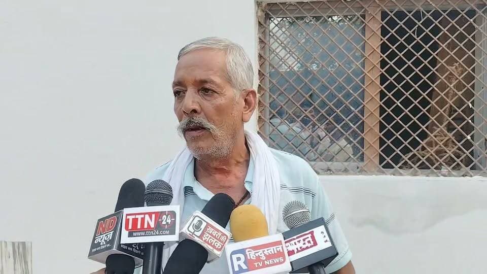 डीपीआरओ कार्यालय हंगामे पर गाजीपुर में ग्रामीणों ने रखी अपनी बात, प्रधान विक्रम प्रताप सिंह के समर्थन में आए कई लोग
11 दुकानों के निर्माण पर भ्रष्टाचार के आरोप, प्रधान ने बताया रोजगार सृजन की पहल
ग्रामीणों के दावों के बीच निष्पक्ष जांच की मांग, शिकायतकर्ता का पक्ष और प्रशासनिक कार्रवाई अहम
फतेहपुर | 18 अक्टूबर 2026 | ND NEWS, दैनिक निष्पक्ष धारा
फतेहपुर। विकास भवन स्थित जिला पंचायत राज अधिकारी (डीपीआरओ) कार्यालय में दो दिन पहले हुए हंगामे और गाजीपुर के ग्राम प्रधान विक्रम प्रताप सिंह पर लगाए गए कथित भ्रष्टाचार के आरोपों के बीच स्थानीय लोगों के बयान सामने आए हैं। एक स्थानीय रिपोर्ट में कई ग्रामीणों ने प्रधान के कार्यकाल में विकास कार्य होने की बात कही, जबकि कुछ लोगों ने शिकायतकर्ता अजय प्रताप सिंह उर्फ जब्बार सिंह पर पैसे मांगने के आरोप लगाए हैं। हालांकि, इन दावों की स्वतंत्र पुष्टि और शिकायतकर्ता का पक्ष सामने आना अभी बाकी है।
प्रधान बोले—रोजगार बढ़ाने के लिए बनवाईं दुकानें
ग्राम प्रधान विक्रम प्रताप सिंह ने बातचीत में आरोपों को निराधार बताया। उनका कहना है कि पंचायत भवन नजूल भूमि पर स्थित है और वहां बनी 11 दुकानों का उद्देश्य स्थानीय युवाओं के लिए रोजगार के अवसर पैदा करना तथा ग्रामसभा की आय बढ़ाना है।
प्रधान के मुताबिक, पहले परिसर में अवैध कब्जे और गुमटियां थीं, जिन्हें हटाकर व्यवस्था सुधारने की कोशिश की गई। उन्होंने पूरे विवाद को पुरानी और चुनावी रंजिश से जोड़ते हुए कहा कि वह मामले में कानूनी कार्रवाई करेंगे।
ग्रामीणों ने विकास कार्यों का किया उल्लेख
रिपोर्ट में भोला प्रसाद विश्वकर्मा, पिंटू सिंह चौहान, रवि सोनी और सुभाष चंद्र शर्मा सहित कुछ स्थानीय लोगों ने प्रधान के कार्यों पर संतोष जताया। उनका कहना था कि क्षेत्र में सड़क और अन्य विकास कार्य दिखाई देते हैं। कुछ लोगों ने शिकायतकर्ता पर धन मांगने के आरोप भी लगाए, लेकिन इन आरोपों की पुष्टि नहीं हुई है।
स्थानीय लोगों की राय मामले का एक पक्ष सामने रखती है। इससे भ्रष्टाचार संबंधी आरोप स्वतः गलत या सही साबित नहीं होते। दुकानों के निर्माण, आवंटन, खर्च और भूमि की स्थिति की पुष्टि संबंधित सरकारी अभिलेखों से ही हो सकती है।
जांच से स्पष्ट होगी वास्तविक स्थिति
डीपीआरओ कार्यालय में हुए हंगामे और ज्वलनशील पदार्थ के इस्तेमाल की कोशिश से जुड़े घटनाक्रम की आधिकारिक स्थिति स्पष्ट होना जरूरी है। शिकायतकर्ता द्वारा लगाए गए आरोपों, प्रधान के जवाब और ग्रामीणों के बयानों की निष्पक्ष जांच की जानी चाहिए। संबंधित विभाग को दुकानों के निर्माण, धनराशि, आवंटन प्रक्रिया और विकास कार्यों के अभिलेखों की जांच कर तथ्य सार्वजनिक करने चाहिए।
ND NEWS की अपील
जनहित में हमारी अपील है कि किसी भी पक्ष के आरोपों को जांच से पहले अंतिम सत्य न मानें। ग्रामीण विकास योजनाओं में पारदर्शिता, सार्वजनिक धन का सही उपयोग और शिकायतों की निष्पक्ष सुनवाई लोकतंत्र की बुनियाद हैं। प्रशासन सभी पक्षों को सुनकर साक्ष्यों के आधार पर कार्रवाई करे। किसी भी विवाद में हिंसा या ज्वलनशील पदार्थ का इस्तेमाल करने के बजाय कानूनी प्रक्रिया अपनाएं।
👇👇
@dgpup
@RSSorg
@UPGovt
@wpl1090
@RSSgeet
@Uppolice
@MIB_India
@PMOIndia
@HMOIndia
@abmanglik
@VHPDigital
@igrangealld
@myogioffice
@InfoDeptUP
@dmfatehpur
@sdmsadarftp
@CMOfficeUP
@CMOUP_RC
@UPPRD1948
@ChiefSecyUP
@ChiefSecyUP
@MahantYogiG
@FatehpurSdm
@fatehpurpolice
@BajrangDalOrg
@rashtrapatibhvn
@UPMahilaKalyan
@112UttarPradesh
@myogiadityanath
@CommissionerPrg
@ADGZonPrayagraj
👇👇👇
#NDNews #दैनिकनिष्पक्षधारा #Fatehpur #Ghazipur #VikramPratapSingh #DPROOffice #ग्रामविकास #जनहित #पारदर्शिता
👇👇👇
🟥 ND NEWS | दैनिक निष्पक्ष धारा
मुख्य संपादक/संस्थापक: राजन सिंह हाड़ा
सह-संपादक: शालिनी सिंह भदौरिया
रिपोर्ट: फतेहपुर जिला ब्यूरो
📅 दिनांक: 18 अक्टूबर 2026
📍 फतेहपुर: 1/1, अटल बिहारी चौराहा, नियर वर्मा चौराहा, UP–212601
📍 लखनऊ: विधानसभा रोड, बर्लिंगटन चौराहा, UP–226001
📍 दिल्ली: U158, विकास मार्ग, लक्ष्मी नगर, दिल्ली–110092
📧 ndnewschannel@gmail.com
📞 9696119696
संकल्प: निष्पक्ष पत्रकारिता, जनहित सर्वोपरि।
डिस्क्लेमर: यह रिपोर्ट उपलब्ध सामग्री और संबंधित लोगों के बयानों पर आधारित है। आरोपों की स्वतंत्र पुष्टि होना शेष है। सभी पक्षों का पक्ष लेकर निष्पक्ष जांच आवश्यक है।