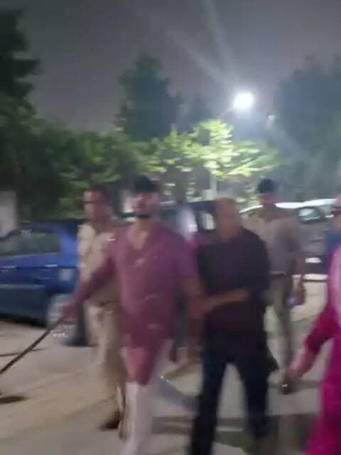 Text:
A suspected drunk driver allegedly hit several people near Amrapali Zodiac, Sector 120, Noida, causing minor injuries. A child reportedly suffered a leg injury after being hit by the car. The vehicle allegedly had no number plate. Police have reportedly taken the driver into custody.
Drive responsibly and stay safe. 🙏