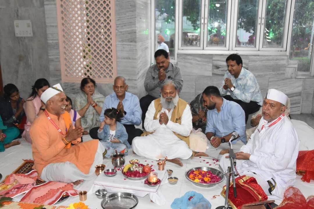 अनिल विज ने नवाया मनसा देवी में शीश
हरियाणा के बिजली ट्रांसपोर्ट एवं श्रम मंत्री श्री अनिल विज ने आज अश्विन नवरात्र के सातवें दिन माता मनसा देवी मंदिर में परिवार सहित माथा टेककर विधिवत पूजा-अर्चना की व महामायी का आशीर्वाद लिया।
श्री विज ने इसके उपरांत मंदिर परिसर स्थित यज्ञशाला में आयोजित हवन-यज्ञ में भाग लिया और आहुतियां डालीं।
श्री माता मनसा देवी पूजास्थल बोर्ड की सचिव शारदा प्रजापति ने बिजली मंत्री को सम्मानस्वरूप माता मनसा देवी का चित्र भेंट किया।
बिजली मंत्री श्री विज ने प्रदेशवासियों को अश्विन नवरात्र की बधाई एवं शुभकामनाएं दीं। उन्होंने कहा कि सातवें नवरात्र के पावन अवसर पर महामायी के दर्शन करने का सौभाग्य प्राप्त हुआ है। उन्होंने मां मनसा देवी के चरणों में प्रदेशवासियों के मंगलमय जीवन और हरियाणा प्रदेश निरंतर तरक्की और खुशहाली के मार्ग पर आगे बढ़ता रहे इसकी प्रार्थना की
उनके साथ उनके चाचा एस डी विज,भाई कपिल विज उनकी पत्नी अनु, सरिता विज,बेटी आरती विज, शुभम विज,अतुल महेंद्र, भारती विज, वान्या ओर अनन्या सहित अन्य गणमान्य लोग मौजूद थे!
पंचकूला की हर बड़ी खबर के लिए Follow करें।
#panchkulanews #panchkula #panchkulasocialmedia