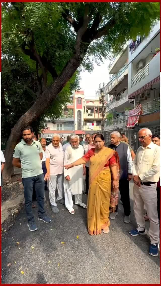 सत्यवती कॉलोनी में सड़क निर्माण की खुली पोल, विधायक पूनम शर्मा ने किया औचक निरीक्षण! वीडियो सोशल मीडिया में वायरल
वजीरपुर विधायक पूनम शर्मा ने सत्यवती कॉलोनी में बन रही सड़क का औचक निरीक्षण किया। इस दौरान निर्माण कार्य में गुणवत्ता संबंधी कमियां मिलने पर उन्होंने नाराजगी जताई। संबंधित अधिकारियों और ठेकेदार को सख्त निर्देश देते हुए स्पष्ट कहा कि घटिया सामग्री और लापरवाही बर्दाश्त नहीं होगी। उन्होंने तय मानकों के अनुसार मजबूत सड़क बनाने और निर्माण कार्य की नियमित निगरानी करने के निर्देश दिए।
#voicebharat24 #viralreelsシ #reelsviralシ゚ #poonamsharma #Delhi
