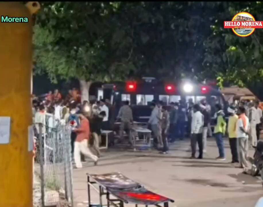 ग्वालियर में शीतला माता मंदिर पर श्रद्धालुओं की भीड़ में घुसा ट्रक, 45 लोगों को रौंदा, 15 की मौत, 30 घायल👇
हादसा रात लगभग 1.30 बजे घटित हुआ। जौ से लदा एक ट्रक अनियंत्रित होकर मंदिर के बाहर भीड़ में जा घुसा और फिर गेट से जा टकराया। ट्रक से कुचलकर कई लोगों ने मौके पर ही दम तोड़ दिया। घायलों को जयारोग्य हॉस्पिटल सहित अलग-अलग अस्पतालों में भर्ती कराया गया है।