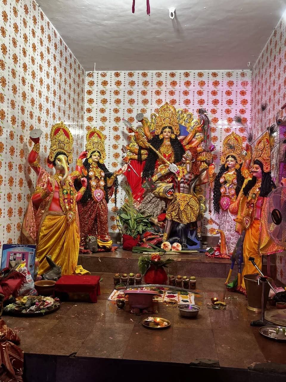 #नवरात्रि_स्पेशल: घटराइन में सजा माँ दुर्गा का भव्य दरबार
औरंगाबाद के मदनपुर प्रखण्ड के घटराइन गाँव में इस नवरात्रि माँ भगवती पूरे परिवार संग पधारी हैं। सिंह पर सवार माँ के साथ गणेश, लक्ष्मी, सरस्वती और कार्तिकेय की दिव्य प्रतिमाएं स्थापित हैं, साथ में महिषासुर वध की झांकी भी देखने को मिल रही है।रात होते ही लाइटों और फूलों से सजा पंडाल जगमगा उठता है। भव्य सजावट और माँ के अलौकिक श्रृंगार को देखने के लिए श्रद्धालुओं की आवाजाही लगी हुई है। पूरा गाँव भक्ति और उल्लास में डूबा हुआ है।
पता:घटराइन, मदनपुर, औरंगाबाद
तस्वीर साझा की: शिवम सिंह
अपने गाँव-मोहल्ले के पंडाल की तस्वीरें भेजें, आपका नाम सहित पेज पर लगाई जाएगी।
WhatsApp: 9162175562
जय माता दी
#NavratriSpecial #Ghatrain #Madanpur #Aurangabad #DurgaPuja #Bihar