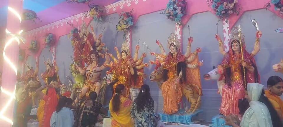 #नवरात्रि_स्पेशल
गयाजी की ज्ञान भूमि बोधगया में माँ दुर्गा के पट खुल गए हैं। कलश स्थापना के साथ श्रद्धालु नौ दिनों की आराधना में जुट गए हैं। बोधगया, शेरघाटी सहित कई गाँवों में भव्य पंडाल सजाए गए हैं, जहाँ दर्शन के लिए भीड़ उमड़ रही है। पूरा क्षेत्र जय माता दी के जयघोष से भक्तिमय है।