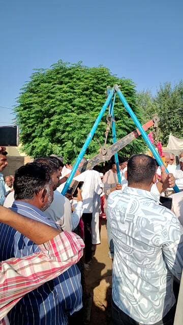 जसाना में लोकेश सहारण को डाबला परिवार द्वारा फ्रूट से तोलकर समर्थन किया गया