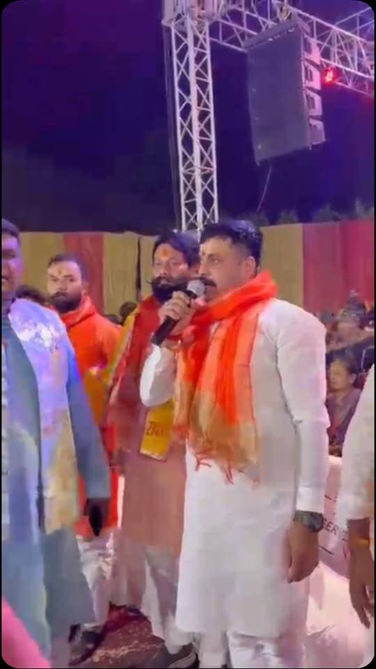 गरबा पंडाल पहुँची राष्ट्रीय सनातन सेना भारत, जयकारों से गूंजा जीवाजी क्लब
ग्वालियर। नवरात्रि के पावन अवसर पर राष्ट्रीय सनातन सेना भारत के पदाधिकारी जियाजी क्लब में आयोजित गरबा कार्यक्रम में पहुँचे। इस दौरान संगठन के पदाधिकारियों ने माँ दुर्गा और माँ काली के जयकारों के साथ सनातन संस्कृति एवं धार्मिक आस्था का संदेश दिया।
कार्यक्रम स्थल पर “दुर्गा बन, काली बन, कभी न बुझने वाली बन” और कहा कठमुल्लों से रहें सावधान के उद्घोष के साथ मातृशक्ति के सम्मान, नारी शक्ति और सनातन परंपराओं के प्रति जागरूकता का संदेश दिया गया।
राष्ट्रीय सनातन सेना भारत ने कहा कि संगठन धार्मिक आयोजनों की गरिमा, सांस्कृतिक परंपराओं और महिलाओं की सुरक्षा को लेकर निरंतर सक्रिय रहेगा।
#viral #gwalior #pushpanjalitoday #viralreels #jansamparkmp