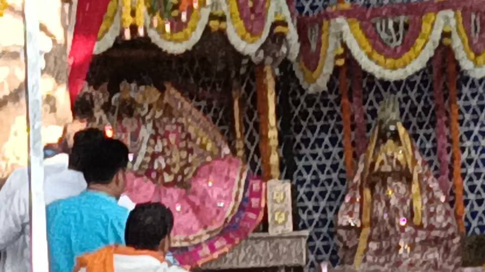🌺🙏 श्री बरसाना धाम से दिव्य दर्शन 🙏🌺
✨ माता महागोरी के सातवें नवरात्रे श्री जी राधा रानी की दिव्य श्रृंगार आरती के विशेष दर्शन करें ✨
आज पावन श्री बरसाना धाम में सातवें नवरात्रे के शुभ अवसर पर श्री जी राधा रानी सरकार के मनमोहक श्रृंगार एवं दिव्य आरती के दर्शन कर सभी भक्तजन पुण्य लाभ प्राप्त करें। 🌹