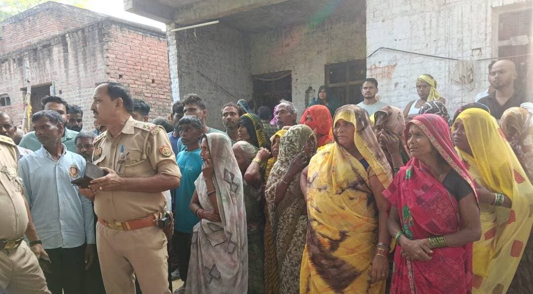 प्रतापगढ में कलयुगी पति ने अपनी पत्नी और 2 साल के मासूम बेटे की पीटपीट कर किया हत्या।
30 वर्षीय नीता पटेल और 2 साल के मासूम बेटे ईशु का खून से लथपथ शव घर में मिला।
आरोपी सुरेश पटेल को पुलिस ने लिया हिरासत में,घरेलु कलह के चलते हत्या की जताई जा रही आशंका।
फॉरेंसिक टीम के साथ पुलिस के आला अफसर मौके पर।
संग्रामगढ़ थाना क्षेत्र के नया पुरवा लालू पट्टी गांव का मामला।