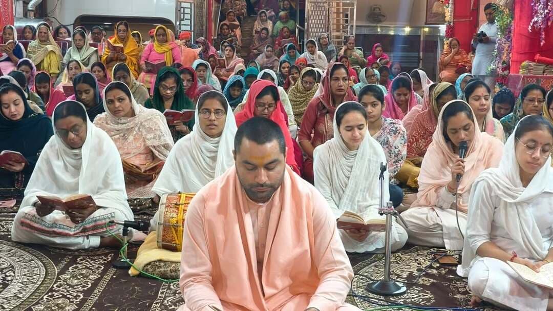 मां भगवती की भक्ति में सराबोर हुआ ज्वाला माता जी मंदिर, श्रद्धालुओं ने की पूजा-अर्चना
यमुनानगर, 18 अक्टूबर 2026। आईटीआई सासौली रोड स्थित पूज्य ज्वाला माता जी मंदिर में नवरात्रि के आठवें दिन श्रद्धा, भक्ति एवं उल्लास के साथ धार्मिक आयोजन किए गए। इस पावन अवसर पर मंदिर में सुबह दुर्गा स्तुति पाठ, शाम को मां शाकुंभरी चालीसा पाठ तथा रात्रि में दुर्गा अमृतवाणी पाठ का आयोजन किया गया। इन धार्मिक आयोजनों में श्रद्धालुओं ने भक्तिभाव से भाग लेकर मां भगवती का गुणगान किया और परिवार एवं समाज की सुख-समृद्धि, शांति तथा खुशहाली की कामना की।
मंदिर परिसर को भव्य एवं आकर्षक रूप से सजाया गया, जिससे पूरा वातावरण भक्तिमय हो गया। सुबह दुर्गा स्तुति पाठ के साथ दिन की शुरुआत आध्यात्मिक ऊर्जा और श्रद्धा के वातावरण में हुई। शाम को मां शाकुंभरी चालीसा पाठ के माध्यम से माता रानी की महिमा का गुणगान किया गया, वहीं रात्रि में दुर्गा अमृतवाणी पाठ ने श्रद्धालुओं को भक्ति और आध्यात्मिक आनंद से सराबोर कर दिया। मंदिर में मां के जयकारों से वातावरण गूंज उठा।
नवरात्रि के पावन दिन मां भगवती की आराधना का विशेष महत्व है। इन दिनों श्रद्धालु पूजा-अर्चना एवं धार्मिक पाठ के माध्यम से अपनी आस्था प्रकट करते हैं और मां दुर्गा से जीवन में सुख, शांति एवं सकारात्मकता बनाए रखने की प्रार्थना करते हैं।
सेवक रसिक जी का संदेश
सेवक रसिक जी ने कहा कि मां भगवती की भक्ति मनुष्य को सकारात्मक सोच, सदाचार और सेवा के मार्ग पर चलने की प्रेरणा देती है। नवरात्रि का पर्व हमें अपनी आस्था को मजबूत करने के साथ-साथ जीवन में प्रेम, करुणा और मानवता के मूल्यों को अपनाने का संदेश देता है। दुर्गा स्तुति जैसे धार्मिक पाठ मन को एकाग्र करने और आध्यात्मिक चेतना को जागृत करने में महत्वपूर्ण भूमिका निभाते हैं। सच्ची भक्ति वही है, जिसमें हम दूसरों के प्रति सहयोग एवं सेवा का भाव रखें।
सेवक समर्पित जी का संदेश
सेवक समर्पित जी ने कहा कि मां भगवती की आराधना से मन को शांति और आत्मबल प्राप्त होता है। नवरात्रि के पावन दिन हमें अपनी धार्मिक परंपराओं से जुड़ने तथा अच्छे संस्कारों को जीवन में अपनाने की प्रेरणा देते हैं। उन्होंने कहा कि दुर्गा अमृतवाणी पाठ और मां शाकुंभरी चालीसा पाठ जैसे धार्मिक आयोजन श्रद्धालुओं को मां की महिमा से जोड़ते हैं तथा जीवन में श्रद्धा, समर्पण और सद्भाव के भाव को मजबूत करते हैं। उन्होंने श्रद्धालुओं से आह्वान किया कि वे मां भगवती की शिक्षाओं को अपने जीवन में अपनाएं और समाज में प्रेम, भाईचारे एवं मानव सेवा को बढ़ावा दें।
नवरात्रि के इस पावन अवसर पर पूज्य ज्वाला माता जी मंदिर में आयोजित धार्मिक कार्यक्रमों ने श्रद्धालुओं को भक्ति एवं आध्यात्मिकता से जोड़ते हुए पूरे वातावरण को भक्तिमय बना दिया। श्रद्धालुओं ने मां भगवती से सभी के जीवन में सुख, शांति, समृद्धि एवं खुशहाली बनाए रखने की प्रार्थना की