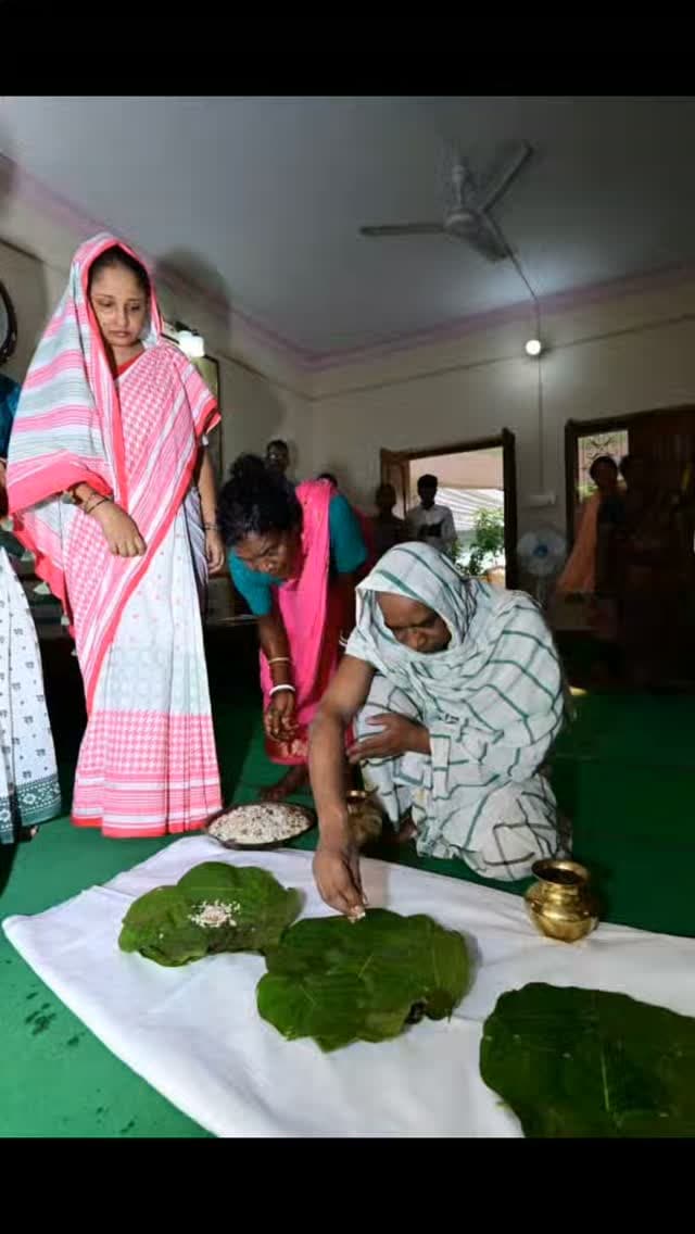मुख्यमंत्री श्री हेमन्त सोरेन ने अपनी पूजनीय माता स्वर्गीय श्रीमती रूपी सोरेन के दशकर्म संस्कार की सभी पारंपरिक रस्में पूरी श्रद्धा एवं विधि-विधान के साथ संपन्न कीं।
मुख्यमंत्री ने अपने पारिवारिक सदस्यों, परिजनों एवं नेमरा के ग्रामीणों के साथ स्थानीय रीति-रिवाजों एवं सामाजिक परंपराओं के अनुरूप दशकर्म का विधान पूरा किया।
=========================
*◆ मुख्यमंत्री के नेमरा स्थित पैतृक आवास पर बड़ी संख्या में रिश्तेदारों, शुभचिंतकों एवं आगंतुकों के पहुंचने का सिलसिला जारी।*
*◆ संस्कार भोज की तैयारियां पूरी, मुख्यमंत्री स्वयं कर रहे हैं व्यवस्थाओं की निगरानी।*
*◆ आगंतुकों की सुविधा के लिए पंडाल, बैठक व्यवस्था, पेयजल, प्रकाश, पार्किंग एवं अन्य आवश्यक सुविधाओं के समुचित प्रबंध।*
=========================
मुख्यमंत्री श्री हेमन्त सोरेन ने आज रामगढ़ जिले के अपने पैतृक गांव नेमरा में अपनी पूजनीय माता स्वर्गीय श्रीमती रूपी सोरेन के दशकर्म संस्कार की सभी पारंपरिक र�