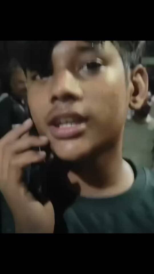 ग्वालियर में भीषण हादसा: शीतला माता मंदिर के पास बेकाबू ट्रक का कहर, 13 लोगों की मौत, 40 घायल होने की खबर
ग्वालियर, मध्य प्रदेश: ग्वालियर में शीतला माता मंदिर के पास एक दर्दनाक हादसे की खबर सामने आई है। जानकारी के मुताबिक, अनाज से भरा एक ट्रक अनियंत्रित होकर श्रद्धालुओं और दुकानों को रौंदता हुआ मंदिर के गेट में जा घुसा। इस हादसे में 13 लोगों की मौत होने और करीब 40 लोगों के घायल होने की खबर है।
शीतला माता मंदिर के पास मची अफरा-तफरी
बताया जा रहा है कि हादसे के दौरान अनाज से भरा ट्रक अचानक अनियंत्रित हो गया। इसके बाद ट्रक ने रास्ते में मौजूद श्रद्धालुओं और दुकानों को अपनी चपेट में ले लिया और मंदिर के गेट में जा घुसा। घटना के बाद मौके पर अफरा-तफरी का माहौल बन गया।
मृतकों और घायलों को अस्पताल पहुंचाया गया
हादसे में जान गंवाने वाले लोगों और घायलों को अस्पताल पहुंचाए जाने की जानकारी सामने आई है। घायलों का उपचार किया जा रहा है। हादसे के बाद घटनास्थल पर राहत एवं बचाव कार्य और प्रशासनिक कार्रवाई को लेकर भी सवाल उठ रहे हैं।
पुलिस-प्रशासन की व्यवस्था पर उठे सवाल
इस दर्दनाक हादसे के बाद पुलिस और प्रशासन की सुरक्षा व्यवस्था पर सवाल खड़े हो रहे हैं। मंदिर के पास श्रद्धालुओं की सुरक्षा के लिए क्या इंतजाम किए गए थे और ट्रक अनियंत्रित होने के कारण क्या थे, इसकी जांच जरूरी है। हालांकि, पुलिस-प्रशासन की लापरवाही और हादसे के वास्तविक कारणों की आधिकारिक पुष्टि जांच के बाद ही हो सकेगी।
हादसे से जुड़ी अहम जानकारी
स्थान: शीतला माता मंदिर के पास, ग्वालियर, मध्य प्रदेश
हादसे का कारण: अनाज से भरे ट्रक के अनियंत्रित होने की खबर
मृतक: 13 लोगों की मौत होने की खबर
घायल: करीब 40 लोगों के घायल होने की खबर
राहत कार्य: मृतकों और घायलों को अस्पताल पहुंचाया गया
महत्वपूर्ण सूचना: मृतकों और घायलों की संख्या की आधिकारिक पुष्टि होने तक इन आंकड़ों को प्रारंभिक जानकारी के तौर पर ही लें।