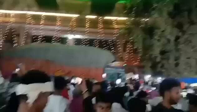 ग्वालियर के शीतला माता मंदिर में भीषण हादसा, 11 लोगों की मौत की खबर
इस वक्त की सबसे बड़ी खबर मध्य प्रदेश के ग्वालियर से सामने आ रही है, जहां शीतला माता मंदिर में दर्शन करने पहुंचे श्रद्धालुओं के बीच एक बेकाबू ट्रक घुस गया। इस दर्दनाक हादसे में 11 लोगों की मौत की खबर सामने आई है, जबकि कई लोग गंभीर रूप से घायल बताए जा रहे हैं।
बताया जा रहा है कि नवरात्रि के अवसर पर मंदिर में श्रद्धालुओं की भारी भीड़ थी। इसी दौरान एक अनियंत्रित ट्रक श्रद्धालुओं को अपनी चपेट में लेते हुए आगे बढ़ गया। हादसे के बाद मौके पर चीख-पुकार मच गई और घायलों को उपचार के लिए अस्पताल पहुंचाया गया।
🕯️ हादसे में जान गंवाने वालों के नाम
मृतकों की प्राप्त सूची में सत्येंद्र गुर्जर, सुरला तोमर, गौरव परिहार, महेश शर्मा, विमलेश बघेल, देवेश बघेल, प्रिंस उर्फ छोटू जाटव, शौर्य शर्मा, हेमंत राठौड़, दिव्यांश कुशवाहा और पवन राठौर के नाम शामिल हैं।
इस हादसे में कम उम्र के युवाओं और किशोरों की मौत की खबर ने हर किसी को झकझोर कर रख दिया है।
❓ अब सबसे बड़ा सवाल
जब नवरात्रि के दौरान मंदिर में श्रद्धालुओं की भारी भीड़ जुटने की संभावना थी, तो भारी वाहनों के प्रवेश को रोकने के लिए क्या पर्याप्त इंतजाम किए गए थे?
आखिर प्रतिबंधित मार्ग पर ट्रक कैसे पहुंचा? क्या यातायात व्यवस्था में कोई चूक हुई? और इस दर्दनाक हादसे की जिम्मेदारी किसकी होगी?
इन सवालों के जवाब जांच के बाद ही सामने आएंगे।
फिलहाल, हादसे में मृतकों की संख्या, घायलों की स्थिति और प्रशासन की ओर से की गई कार्रवाई की आधिकारिक पुष्टि का इंतजार है।