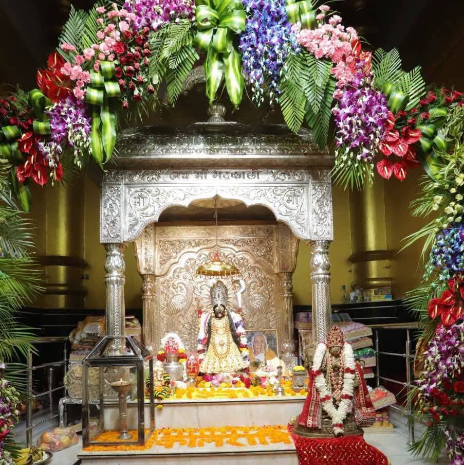 माँ भद्रकाली शक्तिपीठ में उमड़ा श्रद्धा का सैलाब, 505 ज्योत महाआरती में भक्तिमय हुआ मंदिर परिसर
कुरुक्षेत्र। माँ भद्रकाली शक्तिपीठ में नवरात्र के षष्ठी एवं सप्तमी पर्व पर श्रद्धा और भक्ति का अद्भुत संगम देखने को मिला। माँ कात्यायनी और माँ कालरात्रि की पूजा-अर्चना के लिए सुबह से ही श्रद्धालुओं की भारी भीड़ उमड़ पड़ी। मंदिर के कपाट खुलने से पहले ही भक्त माँ के दर्शन के लिए कतारों में खड़े नजर आए। श्रद्धालुओं ने व्रत रखकर, दंडवत करते हुए और ढोल-नगाड़ों के साथ माँ के दरबार में पहुंचकर अपनी आस्था व्यक्त की।
पीठाध्यक्ष पंडित सतपाल शर्मा ने बताया कि माँ कालरात्रि नवदुर्गा का सातवां स्वरूप हैं। उन्हें दुष्टों का संहार करने वाली और भक्तों को भय से मुक्ति दिलाने वाली देवी माना जाता है। नवरात्र के अवसर पर दूर-दराज से श्रद्धालु माँ के दर्शन के लिए शक्तिपीठ पहुंच रहे हैं।
मंदिर में दिनभर नवरात्र व्रत भंडारे और अन्नपूर्णा भंडारे का आयोजन किया गया, जिसमें श्रद्धालुओं ने प्रसाद ग्रहण किया। माँ की विशेष स्वर्णिम पोशाक भी आकर्षण का केंद्र रही। लगभग 2.25 किलोग्राम चाँदी पर गोल्ड प्लेटिंग से तैयार इस पोशाक में माँ के दिव्य स्वरूप के दर्शन कर भक्त भावविभोर हो उठे।
श्रद्धालुओं की भारी भीड़ को देखते हुए मंदिर प्रशासन की ओर से दर्शन व्यवस्था सुचारु रखी गई। बुजुर्गों और गोद में छोटे बच्चों को लेकर आने वाली माताओं के लिए अलग दर्शन लाइन की व्यवस्था की गई। शाम को सचिन मदान एंड पार्टी ने भजनों के माध्यम से माँ की महिमा का गुणगान किया।
505 ज्योत महाआरती में उमड़ी श्रद्धा
सप्तमी के अवसर पर आयोजित विशेष 505 ज्योत महाआरती में कुरुक्षेत्र के उपायुक्त विश्राम कुमार मीणा मुख्य अतिथि के रूप में शामिल हुए। सैकड़ों ज्योतों की दिव्य रोशनी से पूरा मंदिर परिसर भक्तिमय हो उठा। श्रद्धालुओं ने माँ की आराधना कर परिवार की सुख-समृद्धि और खुशहाली की कामना की।
इसके बाद शाम सात बजे आयोजित श्री नवदुर्गा शक्ति हवन में श्रद्धालुओं ने आहुतियां अर्पित कर जनकल्याण और सुख-समृद्धि की प्रार्थना की। इस अवसर पर थानेसर के एसडीएम एवं जिला नगर आयुक्त अमन कुमार भी मुख्य अतिथि के रूप में उपस्थित रहे।
पीठाध्यक्ष पंडित सतपाल शर्मा ने श्रद्धालुओं को 19 अक्टूबर को रात नौ बजे आयोजित होने वाले दुर्गाष्टमी जागरण में शामिल होने का निमंत्रण दिया। नवरात्र के दौरान माँ भद्रकाली शक्तिपीठ में उमड़ रही श्रद्धालुओं की भीड़ कुरुक्षेत्र की धार्मिक परंपराओं और सनातन संस्कृति के प्रति लोगों की अटूट आस्था को दर्शाती है।
#HVN24