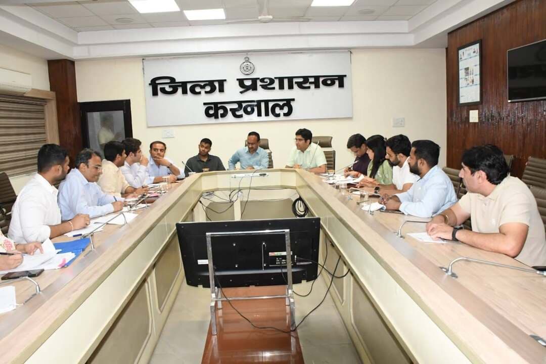 धान उठान कार्य में तेजी लाएं अधिकारी, मंडियों में तिरपाल की पर्याप्त व्यवस्था सुनिश्चित करें : सी.जी. रजनीकांथन
धान को लोडिंग तक ढककर रखने, पुराने व नए स्टॉक को अलग रखने , किसानों को समय पर भुगतान करने के दिए निर्देश
करनाल, 17 अक्तूबर। वित्त विभाग के आयुक्त एवं सचिव सी.जी. रजनीकांथन ने अधिकारियों को निर्देश दिए कि मंडियों में धान उठान के कार्य में तेजी लाई जाए और बारिश के मौसम को ध्यान में रखते हुए धान को ढकने के लिए मंडियों में पर्याप्त मात्रा में तिरपाल की व्यवस्था सुनिश्चित की जाए। उन्होंने कहा कि मंडियों में तिरपाल की उपलब्धता की नियमित जांच की जाए तथा आढ़तियों के पास उपलब्ध तिरपाल का रिकॉर्ड भी चेक किया जाए।
वित्त विभाग के आयुक्त एवं सचिव सी.जी. रजनीकांथन शनिवार को लघु सचिवालय के सभागार में खरीफ सीजन के मद्देनजर अधिकारियों को आवश्यक दिशा निर्देश दे रहे थे। इस दौरान उन्होंने जिला की सभी मंडियों में धान खरीद व उठान प्रक्रिया की विस्तृत जानकारी ली। बैठक में उन्होंने निर्देश दिए कि मंडियों में धान को आढ़तियों द्वारा डाले जाने से लेकर लोडिंग होने तक पूरी तरह ढककर रखा जाए, ताकि बारिश के कारण फसल को नुकसान न पहुंचे। उठान के दौरान भी धान को सुरक्षित रखने के लिए उचित प्रबंध किए जाएं। उन्होंने खरीद एजेंसियों के अधिकारियों को निर्देश दिए कि किसानों की फसल की खरीद के बाद उनके खातों में भुगतान समय पर पहुंचे।
बाहरी जिलों में भेजे जाने वाले धान का रिकॉर्ड रखें अपडेट
वित्त आयुक्त सी.जी. रजनीकांथन ने निर्देश दिए कि दूसरे जिलों की राइस मिल में भेजे जाने वाले धान का रिकॉर्ड व्यवस्थित रखा जाए। दूसरे जिलों में धान भेजते समय संबंधित आरओ की निर्धारित सीमा का पालन किया जाए। बाहर भेजे जाने वाले धान की प्रतिदिन की अपडेट तैयार की जाए, ताकि धान की आवाजाही पर प्रभावी निगरानी रखी जा सके और रिकॉर्ड में पारदर्शिता बनी रहे।
*पुराने और नए स्टॉक को अलग-अलग रखने के निर्देश*
उन्होंने अधिकारियों को निर्देश दिए कि राइस मिलों में पुराने और नए स्टॉक को अलग-अलग रखा जाए। दोनों प्रकार के स्टॉक की जांच की जाए। स्टॉक को अलग रखने के लिए निर्धारित मानक संचालन प्रक्रिया (एसओपी) का सख्ती से पालन किया जाए। उन्होंने स्पष्ट किया कि पुराने और नए धान का आपस में मिश्रण नहीं होना चाहिए। इसके लिए अधिकारियों द्वारा प्रतिदिन निगरानी की जाए और स्टॉक के रखरखाव में किसी भी प्रकार की लापरवाही न बरती जाए। उन्होंने कहा कि धान खरीद, उठान, भंडारण और परिवहन से जुड़े सभी कार्यों की नियमित मॉनिटरिंग की जाए, ताकि किसानों को किसी प्रकार की परेशानी न हो और धान की सुरक्षा के साथ-साथ खरीद प्रक्रिया भी सुचारू रूप से संचालित हो सके।
बैठक में डीसी डॉ आनंद कुमार शर्मा,एसीयूटी सोहम शैलेंद्र घरौंडा के एसडीएम अनुभव मेहता, इंद्री के एसडीएम डॉ रमन गुप्ता, असंध के एसडीएम सुमित सिहाग, करनाल के एसडीएम देवेंद्र शर्मा, सीईओ जिला परिषद अमित कुमार, एमडी शुगर मिल अदिति सहित,खरीद एजेंसियों के अधिकारी व मंडी सचिव मौजूद रहे।
#HVN24