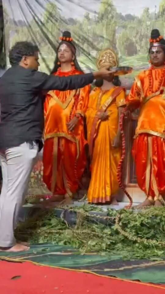 राजगद्दी मैदान में रामलीला का भव्य मंचन, सीता हरण और शूर्पणखा की नाक कटने का प्रसंग देख मंत्रमुग्ध हुए श्रद्धालु
मुहम्मदाबाद गोहना (मऊ)। स्थानीय राजगद्दी मैदान में श्री कृष्ण लीला समिति के तत्वावधान में चल रही रामलीला के दौरान कोलघिल संवाद, सीता हरण तथा शूर्पणखा की नाक कटने का मार्मिक एवं मनमोहक मंचन किया गया। मंचन देखने के लिए शाम होते ही बड़ी संख्या में श्रद्धालु राजगद्दी मैदान में पहुंचने लगे। धार्मिक प्रसंगों के जीवंत मंचन ने दर्शकों को देर रात तक बांधे रखा।
रामलीला मंचन से पूर्व कार्यक्रम का शुभारंभ भाजपा की पूर्व प्रत्याशी पूनम सरोज एवं हड्डी रोग विशेषज्ञ डॉ. उमेश सरोज ने माता दुर्गा की विधिवत आरती कर किया। आरती के दौरान पूरा वातावरण भक्तिमय हो गया। श्रद्धालुओं ने माता के जयकारे लगाए और भक्ति में लीन नजर आए। इसके बाद रामलीला के कलाकारों ने विभिन्न प्रसंगों का मंचन शुरू किया।