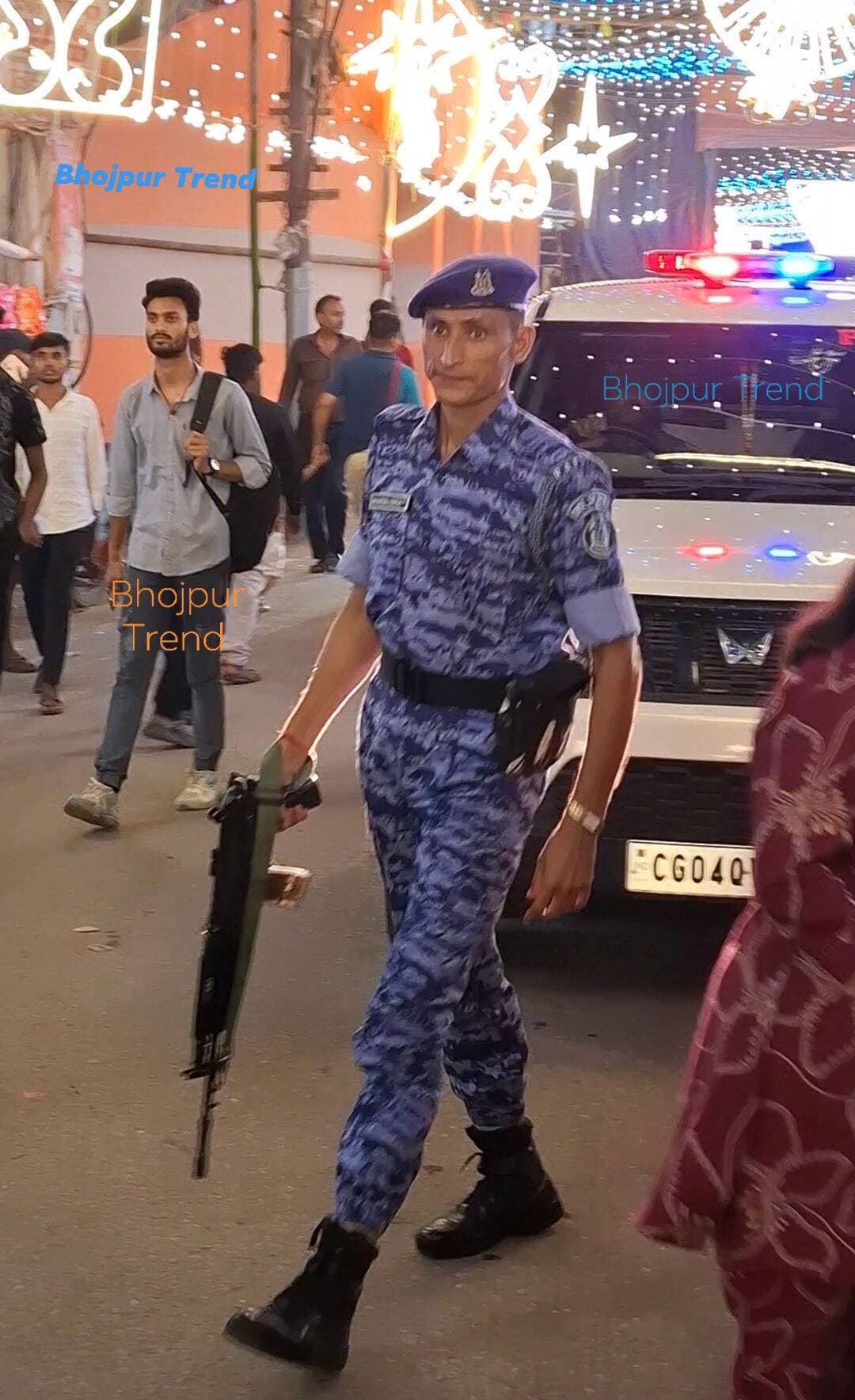 अपने परिवार माँ-बाप पत्नी बच्चे को छोड़ हमारे त्यौहारों में ये 24 घंटे हिफाज़त ये करते हैं, ऐसे पुलिस वालों के लिए सेल्यूट जय हिंद, जय भारत🇮🇳💐🇮🇳💐🇮🇳💐,,जिओ हमारे शेर